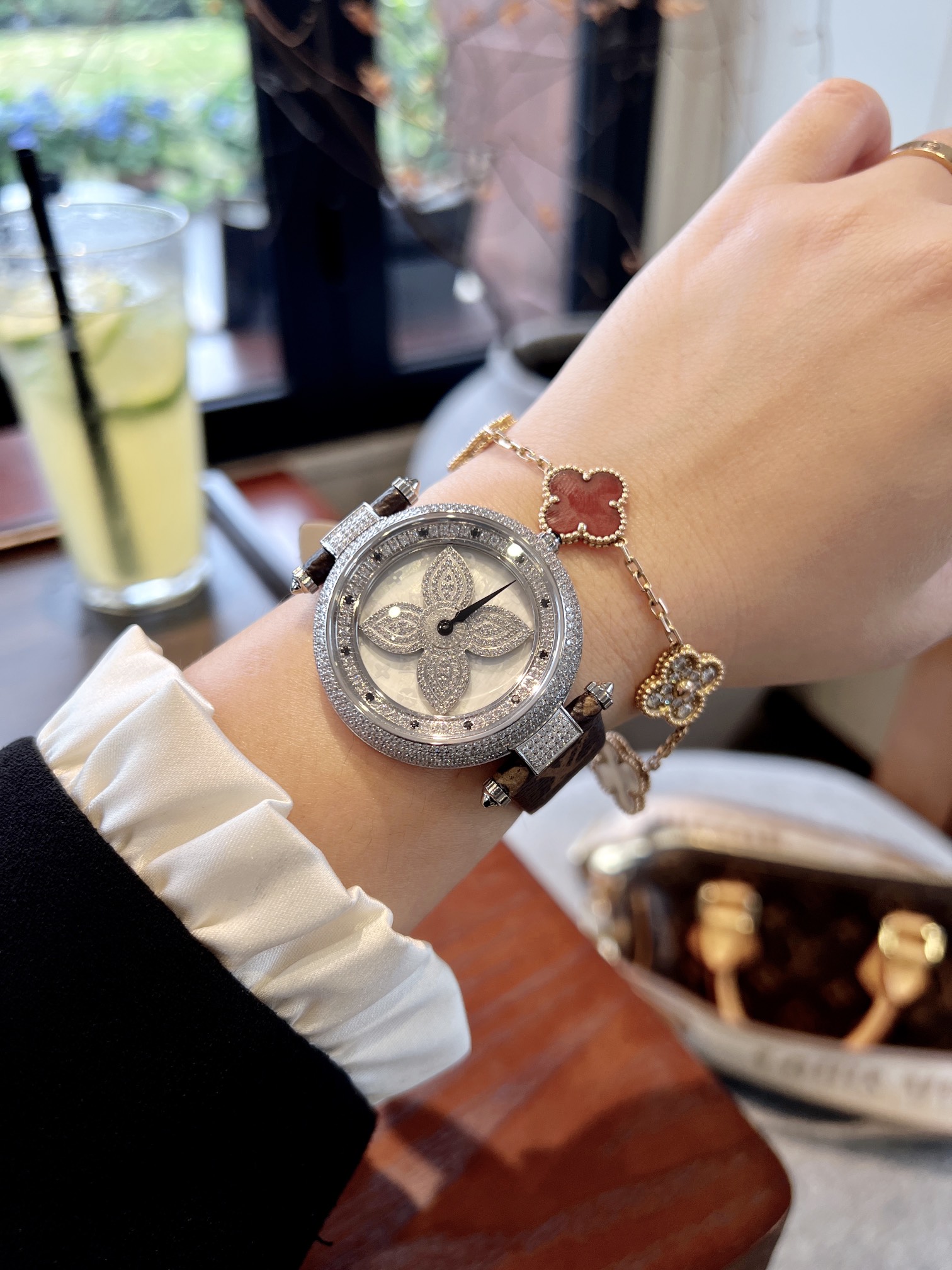 Stylish LV Wristwatch with Italian Leather Belt and Sapphire Crystal Glass Mirror - 图片 3
