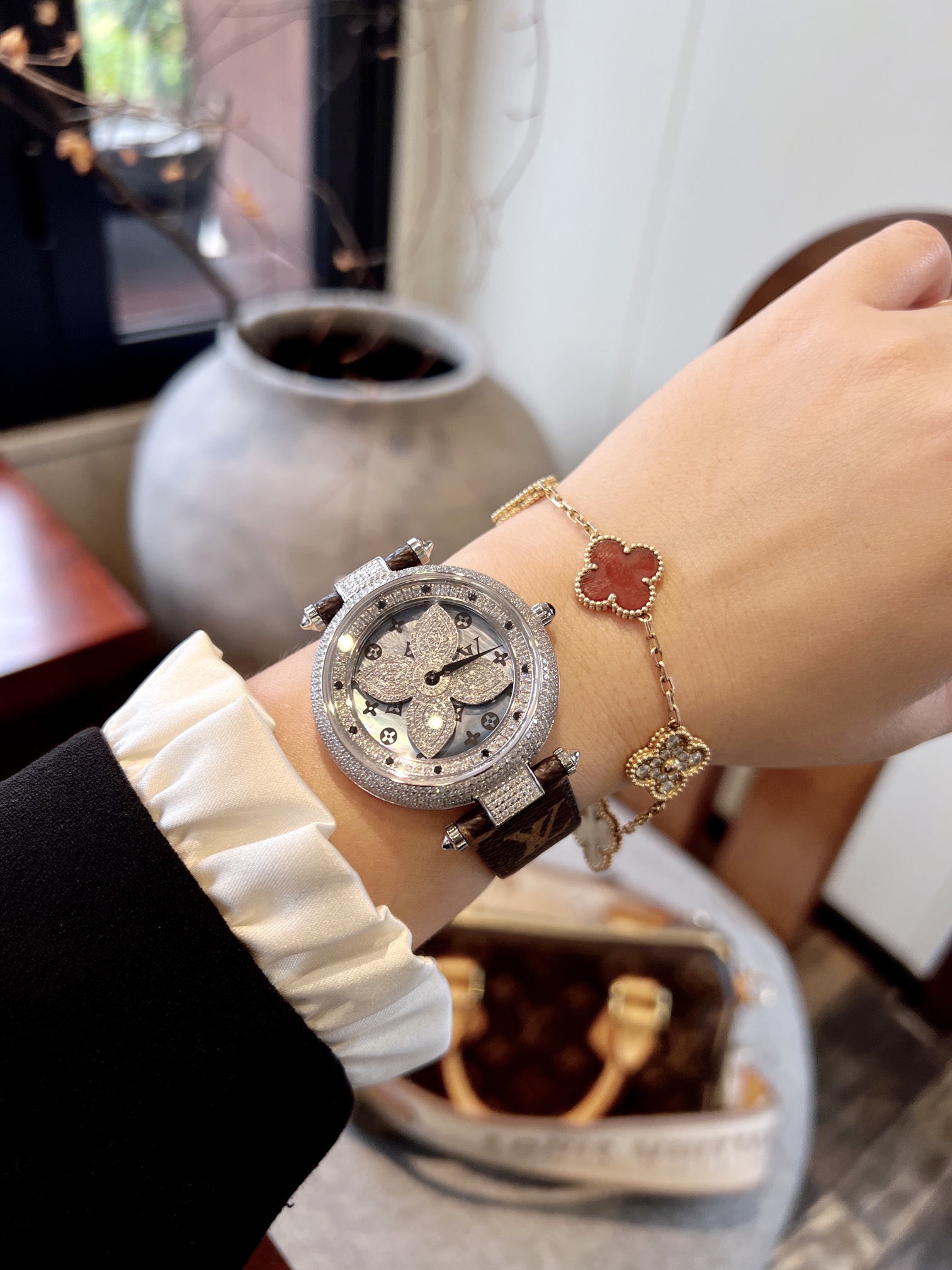 Stylish LV Wristwatch with Italian Leather Belt and Sapphire Crystal Glass Mirror - 图片 4