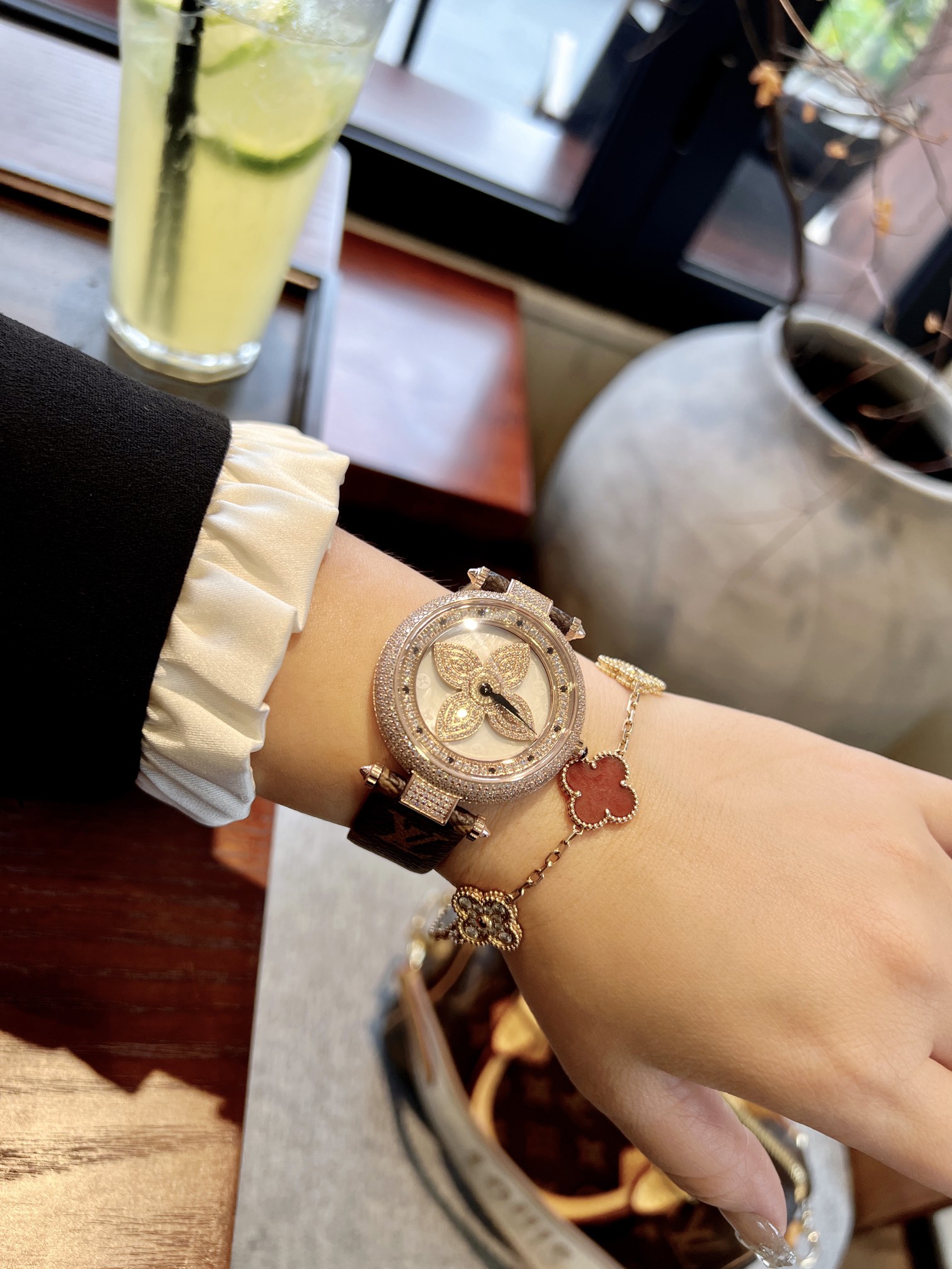 Stylish LV Wristwatch with Italian Leather Belt and Sapphire Crystal Glass Mirror - 图片 7