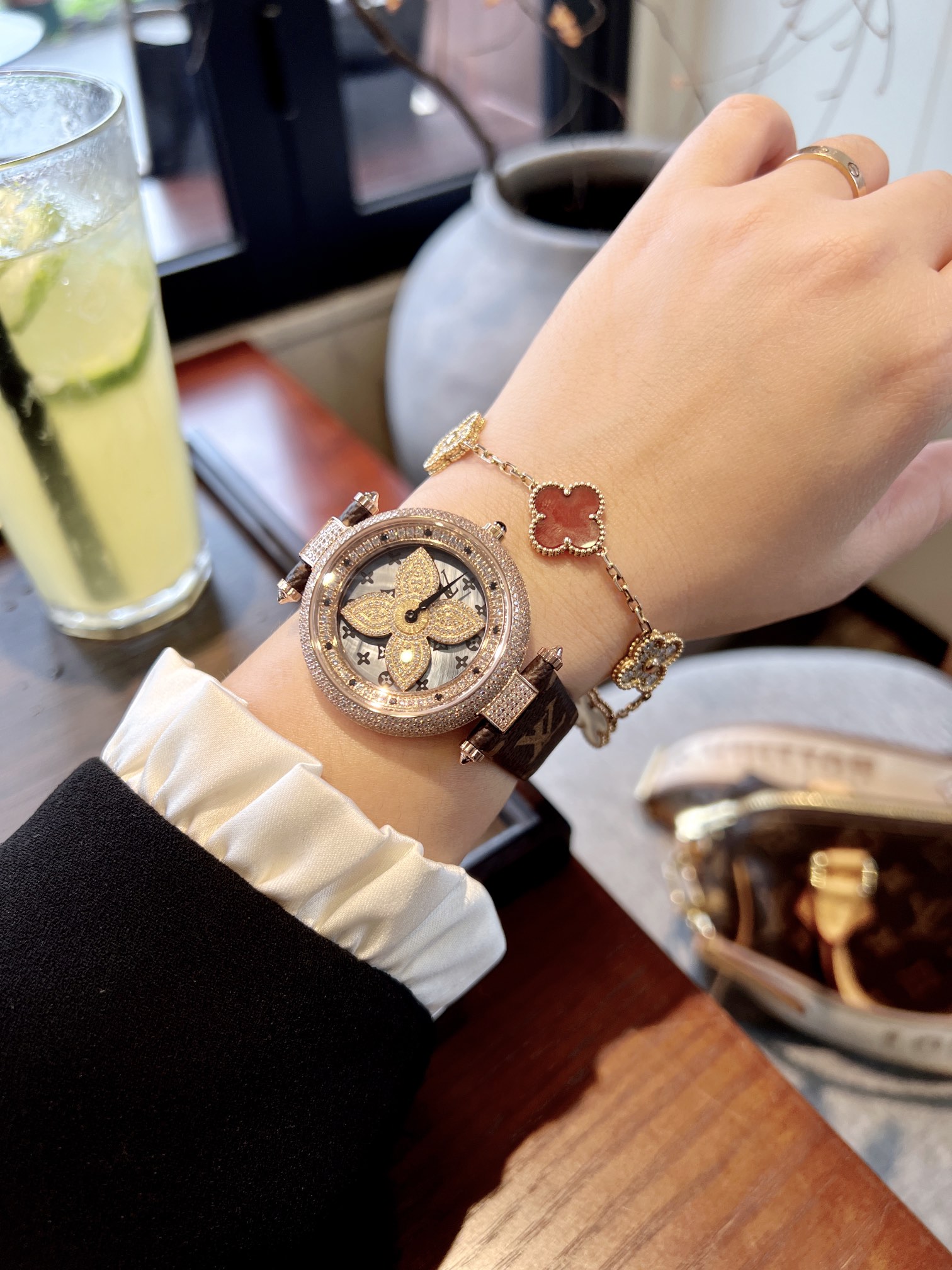 Stylish LV Wristwatch with Italian Leather Belt and Sapphire Crystal Glass Mirror - 图片 8