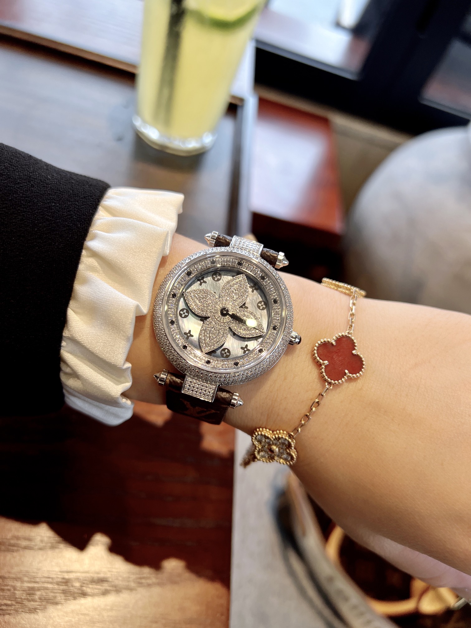 Stylish LV Wristwatch with Italian Leather Belt and Sapphire Crystal Glass Mirror - 图片 5