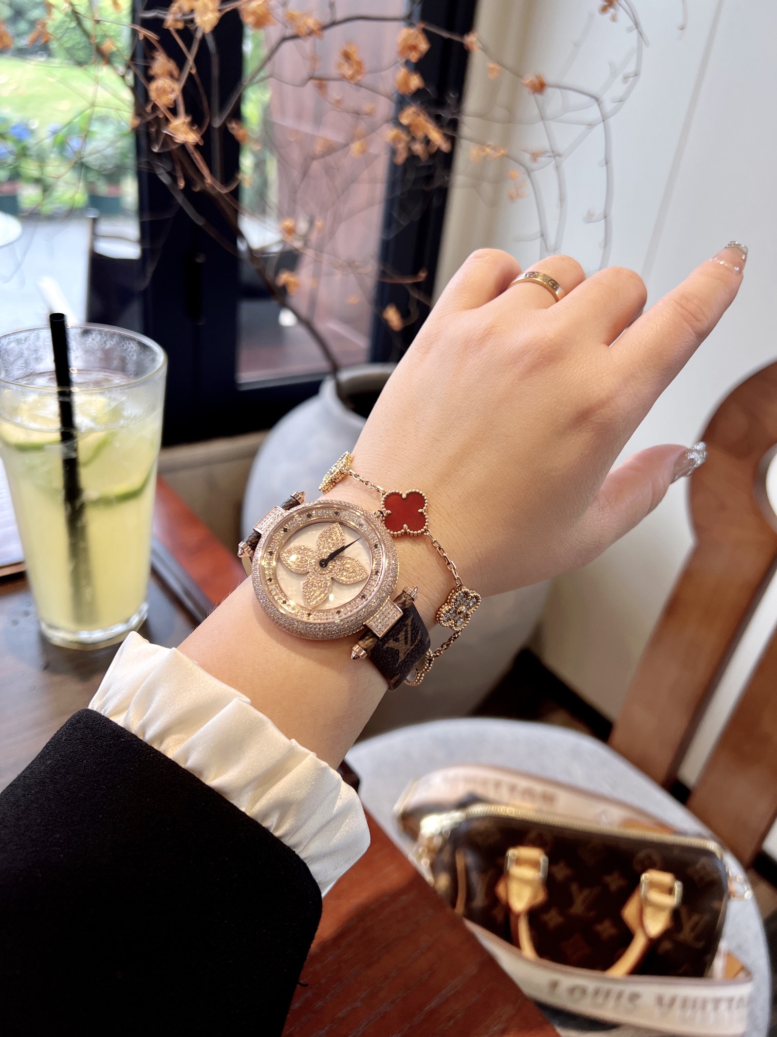 Stylish LV Wristwatch with Italian Leather Belt and Sapphire Crystal Glass Mirror - 图片 6
