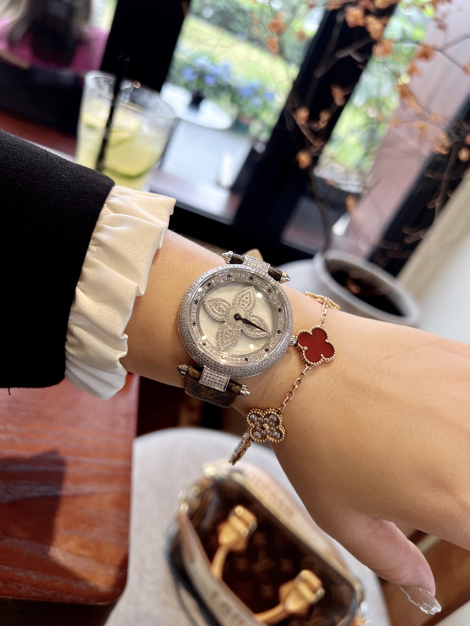 Stylish LV Wristwatch with Italian Leather Belt and Sapphire Crystal Glass Mirror - 图片 2