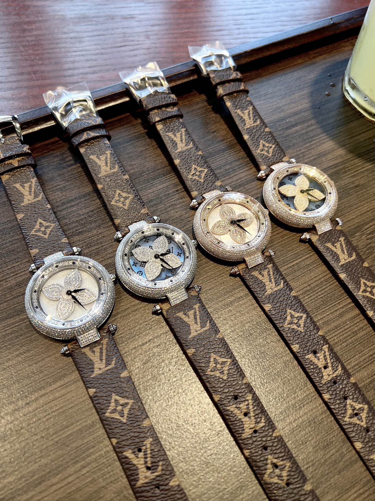 Luxurious LV Wristwatch: Elegant Design, Italian Leather, Swiss Movement, Scratch-Resistant Glass - 图片 1