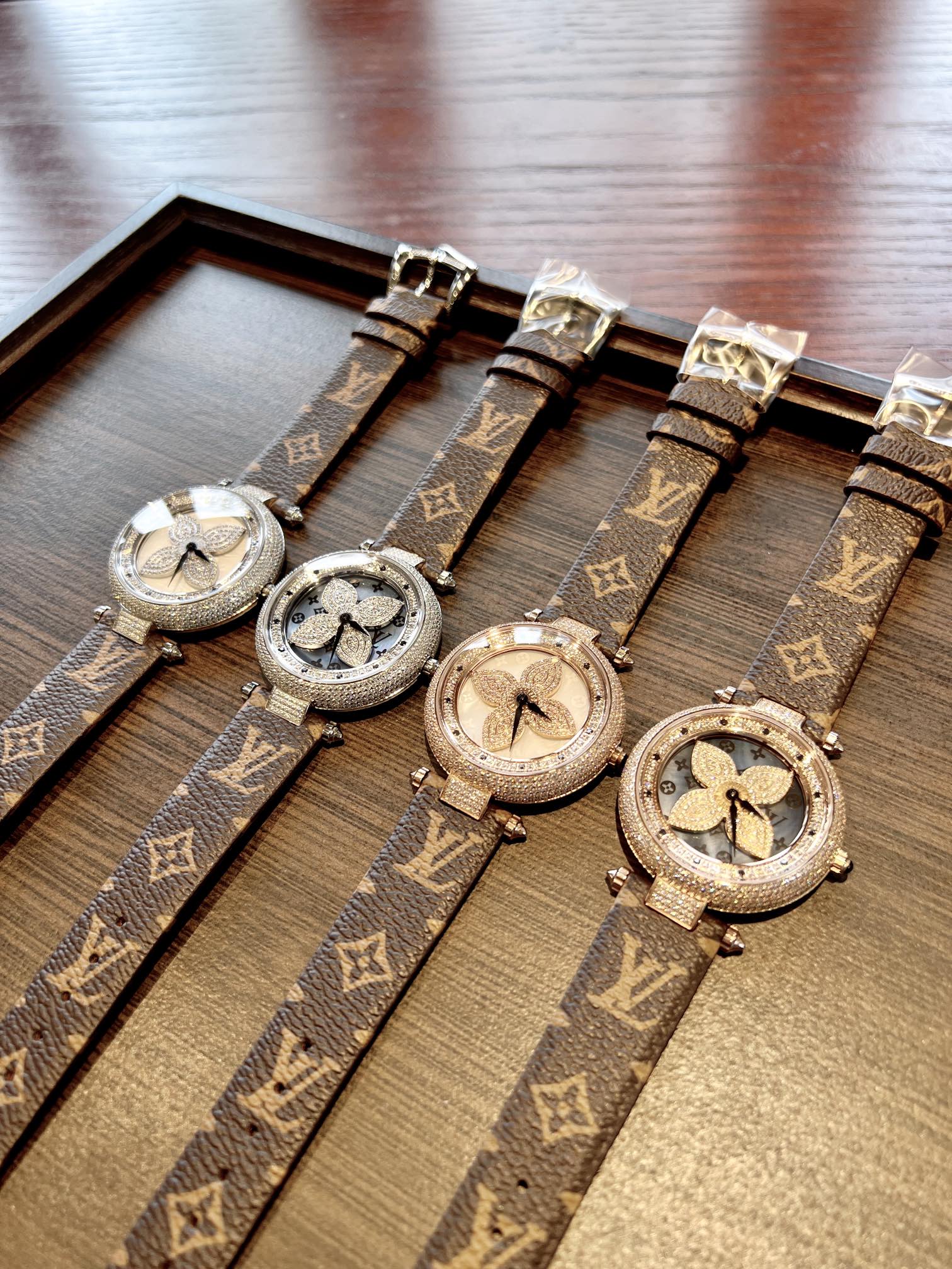 Luxurious LV Wristwatch: Elegant Design, Italian Leather, Swiss Movement, Scratch-Resistant Glass - 图片 2
