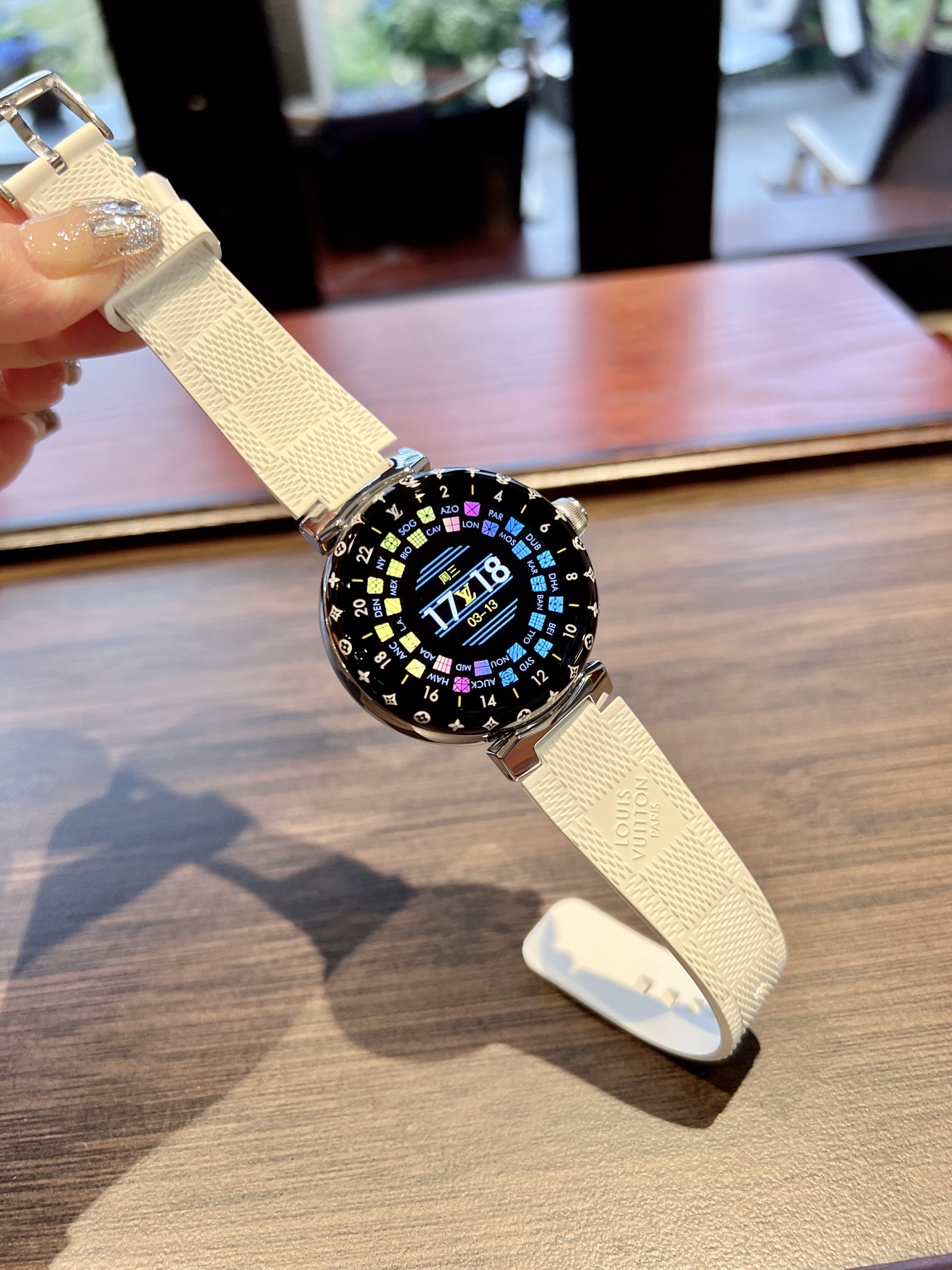 【💰1050】N1
LV三代手表 真正做到1比1
复刻1:1 细节体现(遥遥领先,非以往版本可比)
直径44MM(不是以往非对版46MM)
1.2英寸圆形AMOLED全触屏,分辨率390*390 (不同以往市场非原装用的1.3/1.28之类tft圆屏)
旋转式功能性表冠和按钮 (完全复刻原版工艺.不同以往市场不对版常规表冠和按钮)
平均电池寿命:正常使用情况下2-3天(包含LED照明)
促动器:振动传感器
传感器:心率检测,计步运算,等等
表带:采用原版卡扣起模.表带可与原版表带通用.
防水:同步原版30米防水(生活防水)
N1 LV三代手表体现 360度无死角细节对标原版.