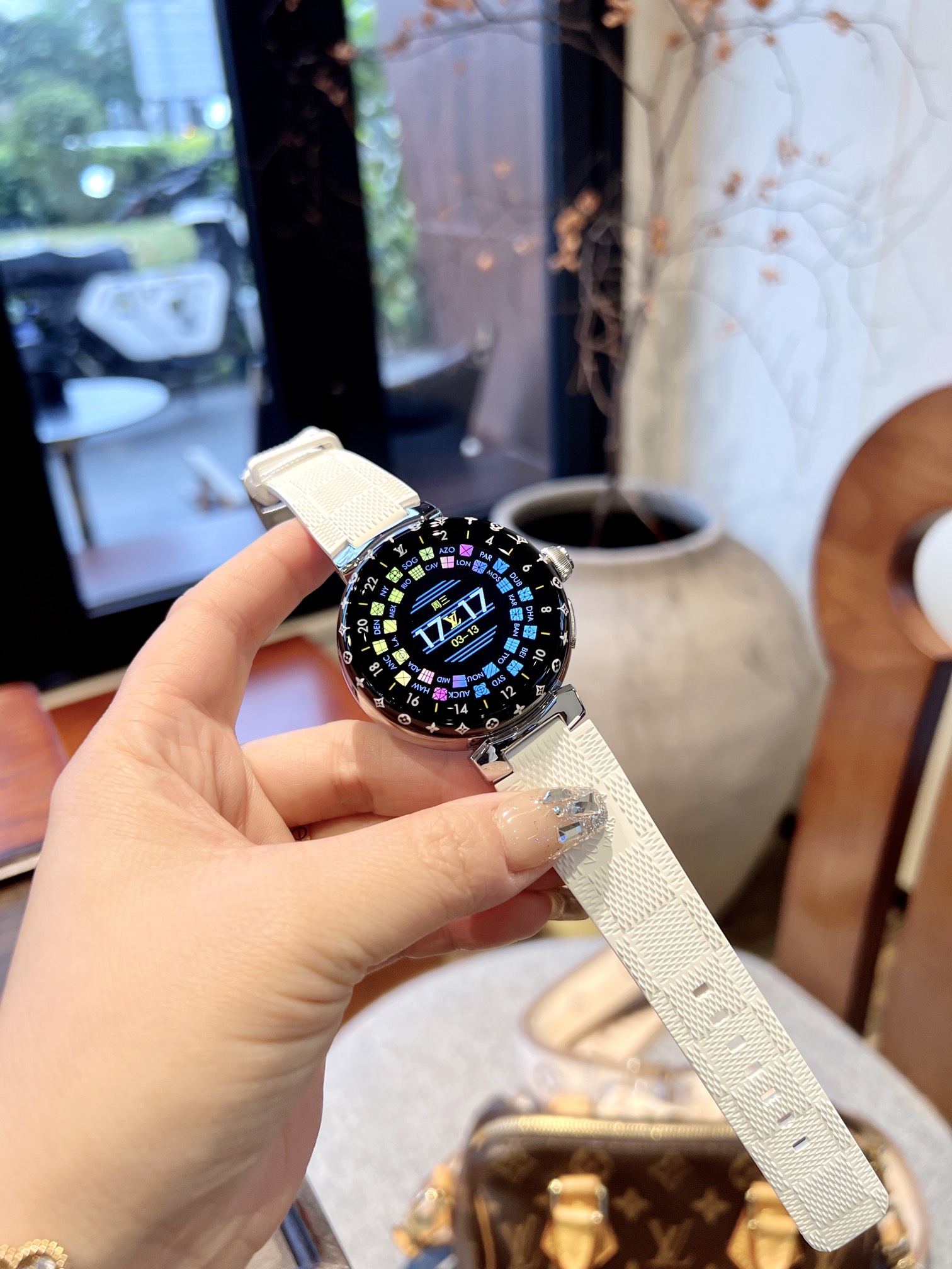 【💰1050】N1
LV三代手表 真正做到1比1
复刻1:1 细节体现(遥遥领先,非以往版本可比)
直径44MM(不是以往非对版46MM)
1.2英寸圆形AMOLED全触屏,分辨率390*390 (不同以往市场非原装用的1.3/1.28之类tft圆屏)
旋转式功能性表冠和按钮 (完全复刻原版工艺.不同以往市场不对版常规表冠和按钮)
平均电池寿命:正常使用情况下2-3天(包含LED照明)
促动器:振动传感器
传感器:心率检测,计步运算,等等
表带:采用原版卡扣起模.表带可与原版表带通用.
防水:同步原版30米防水(生活防水)
N1 LV三代手表体现 360度无死角细节对标原版.