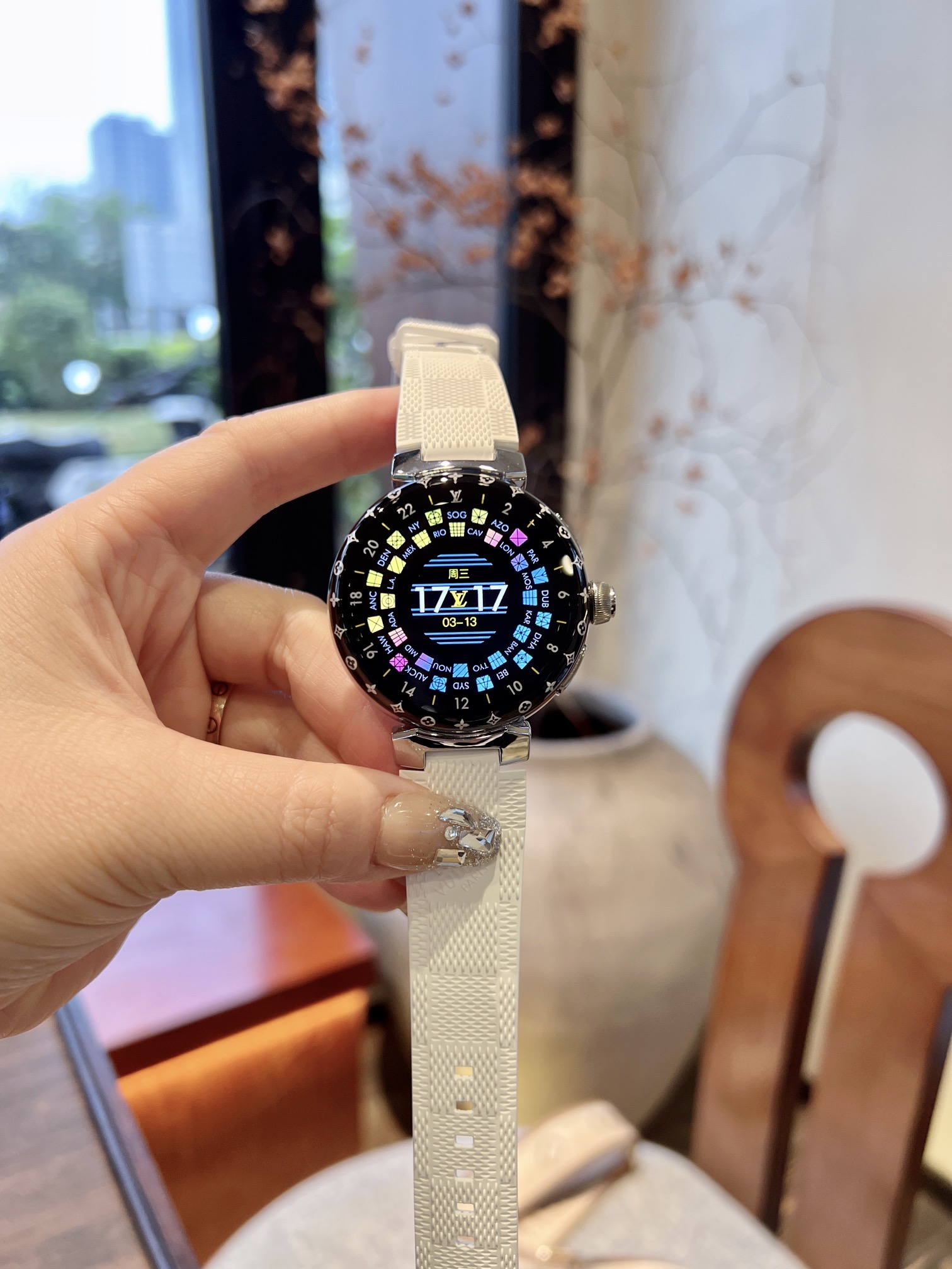 【💰1050】N1
LV三代手表 真正做到1比1
复刻1:1 细节体现(遥遥领先,非以往版本可比)
直径44MM(不是以往非对版46MM)
1.2英寸圆形AMOLED全触屏,分辨率390*390 (不同以往市场非原装用的1.3/1.28之类tft圆屏)
旋转式功能性表冠和按钮 (完全复刻原版工艺.不同以往市场不对版常规表冠和按钮)
平均电池寿命:正常使用情况下2-3天(包含LED照明)
促动器:振动传感器
传感器:心率检测,计步运算,等等
表带:采用原版卡扣起模.表带可与原版表带通用.
防水:同步原版30米防水(生活防水)
N1 LV三代手表体现 360度无死角细节对标原版.