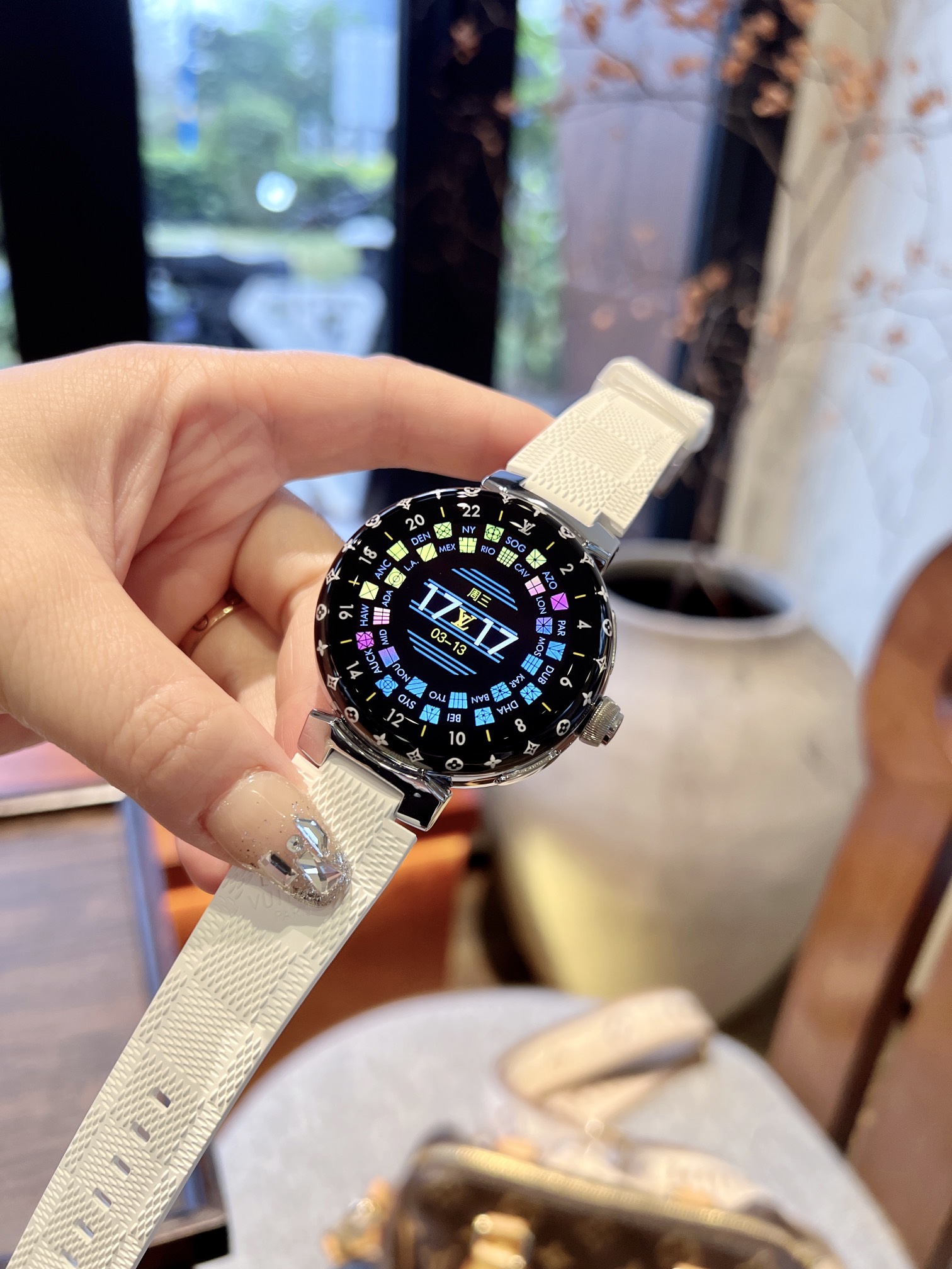 【💰1050】N1
LV三代手表 真正做到1比1
复刻1:1 细节体现(遥遥领先,非以往版本可比)
直径44MM(不是以往非对版46MM)
1.2英寸圆形AMOLED全触屏,分辨率390*390 (不同以往市场非原装用的1.3/1.28之类tft圆屏)
旋转式功能性表冠和按钮 (完全复刻原版工艺.不同以往市场不对版常规表冠和按钮)
平均电池寿命:正常使用情况下2-3天(包含LED照明)
促动器:振动传感器
传感器:心率检测,计步运算,等等
表带:采用原版卡扣起模.表带可与原版表带通用.
防水:同步原版30米防水(生活防水)
N1 LV三代手表体现 360度无死角细节对标原版.