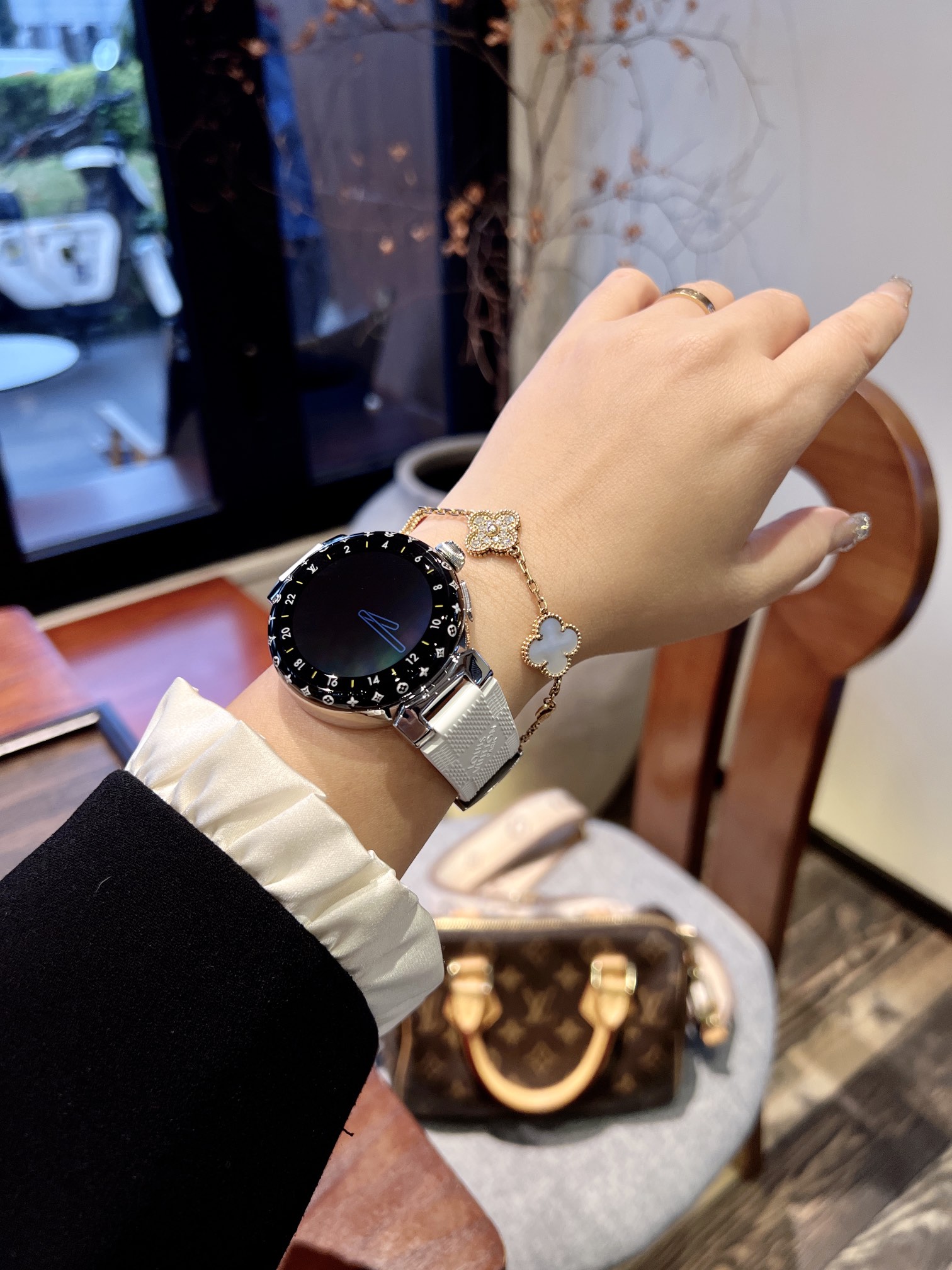 上手图
【💰1050】N1
LV三代手表 真正做到1比1
复刻1:1 细节体现(遥遥领先,非以往版本可比)
直径44MM(不是以往非对版46MM)
1.2英寸圆形AMOLED全触屏,分辨率390*390 (不同以往市场非原装用的1.3/1.28之类tft圆屏)
旋转式功能性表冠和按钮 (完全复刻原版工艺.不同以往市场不对版常规表冠和按钮)
平均电池寿命:正常使用情况下2-3天(包含LED照明)
促动器:振动传感器
传感器:心率检测,计步运算,等等
表带:采用原版卡扣起模.表带可与原版表带通用.
防水:同步原版30米防水(生活防水)
N1 LV三代手表体现 360度无死角细节对标原版.