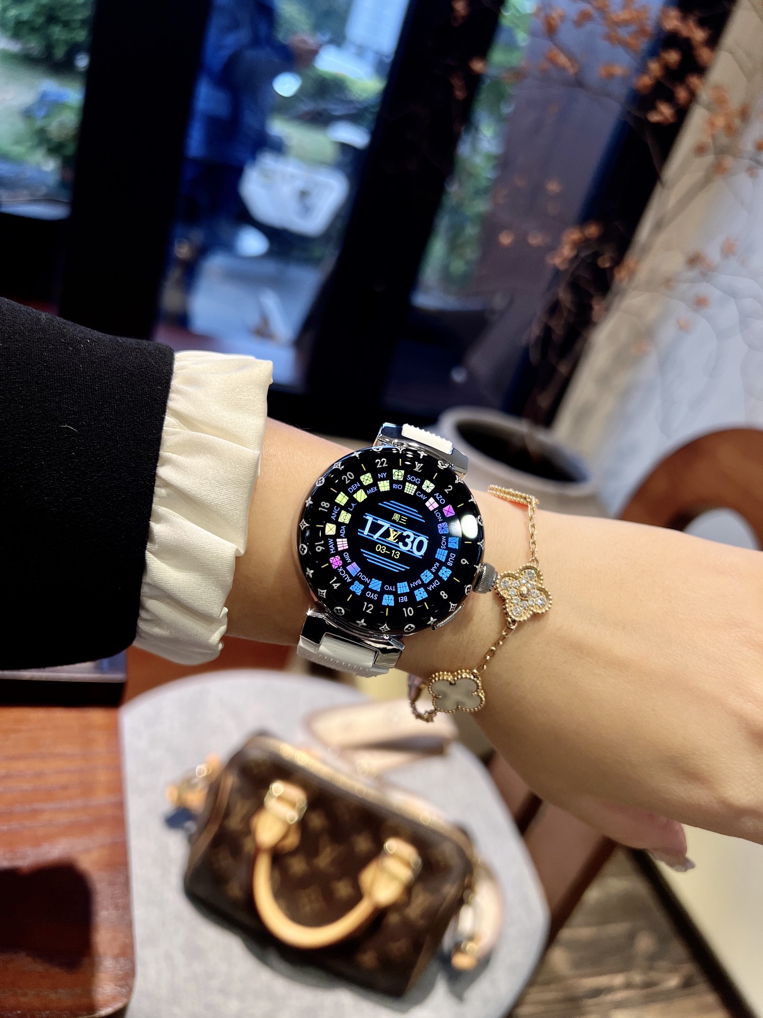 上手图
【💰1050】N1
LV三代手表 真正做到1比1
复刻1:1 细节体现(遥遥领先,非以往版本可比)
直径44MM(不是以往非对版46MM)
1.2英寸圆形AMOLED全触屏,分辨率390*390 (不同以往市场非原装用的1.3/1.28之类tft圆屏)
旋转式功能性表冠和按钮 (完全复刻原版工艺.不同以往市场不对版常规表冠和按钮)
平均电池寿命:正常使用情况下2-3天(包含LED照明)
促动器:振动传感器
传感器:心率检测,计步运算,等等
表带:采用原版卡扣起模.表带可与原版表带通用.
防水:同步原版30米防水(生活防水)
N1 LV三代手表体现 360度无死角细节对标原版.