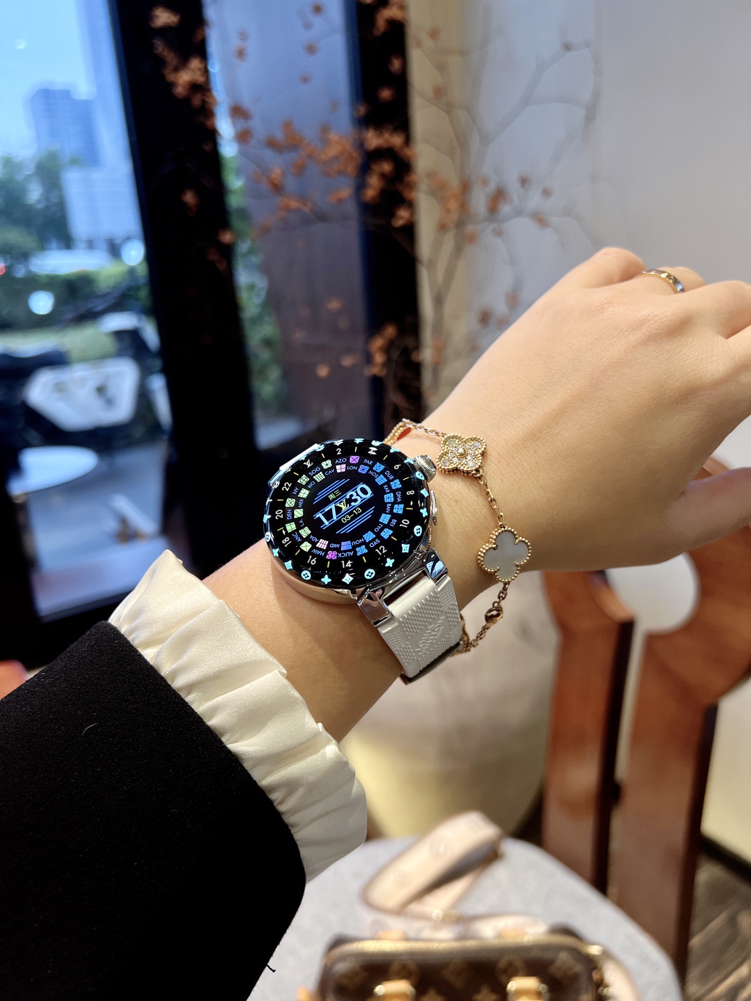 上手图
【💰1050】N1
LV三代手表 真正做到1比1
复刻1:1 细节体现(遥遥领先,非以往版本可比)
直径44MM(不是以往非对版46MM)
1.2英寸圆形AMOLED全触屏,分辨率390*390 (不同以往市场非原装用的1.3/1.28之类tft圆屏)
旋转式功能性表冠和按钮 (完全复刻原版工艺.不同以往市场不对版常规表冠和按钮)
平均电池寿命:正常使用情况下2-3天(包含LED照明)
促动器:振动传感器
传感器:心率检测,计步运算,等等
表带:采用原版卡扣起模.表带可与原版表带通用.
防水:同步原版30米防水(生活防水)
N1 LV三代手表体现 360度无死角细节对标原版.