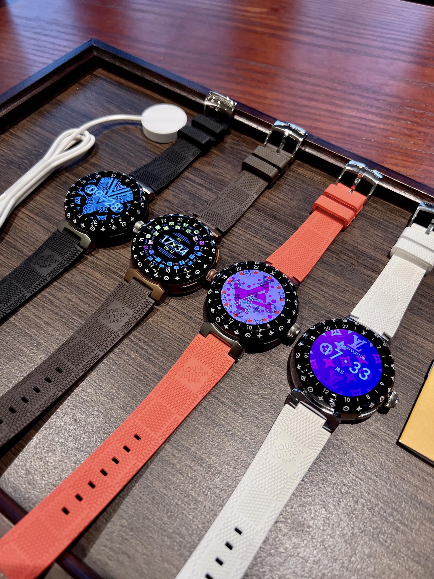 集合图
【💰1050】N1
LV三代手表 真正做到1比1
复刻1:1 细节体现(遥遥领先,非以往版本可比)
直径44MM(不是以往非对版46MM)
1.2英寸圆形AMOLED全触屏,分辨率390*390 (不同以往市场非原装用的1.3/1.28之类tft圆屏)
旋转式功能性表冠和按钮 (完全复刻原版工艺.不同以往市场不对版常规表冠和按钮)
平均电池寿命:正常使用情况下2-3天(包含LED照明)
促动器:振动传感器
传感器:心率检测,计步运算,等等
表带:采用原版卡扣起模.表带可与原版表带通用.
防水:同步原版30米防水(生活防水)
N1 LV三代手表体现 360度无死角细节对标原版.