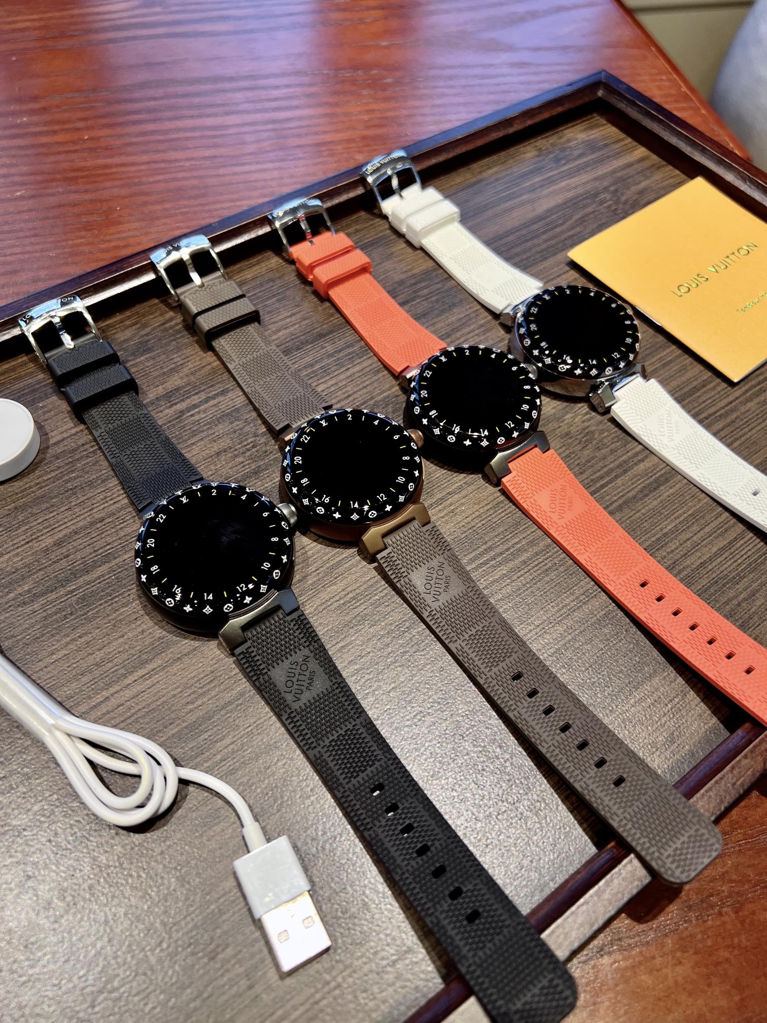 集合图
【💰1050】N1
LV三代手表 真正做到1比1
复刻1:1 细节体现(遥遥领先,非以往版本可比)
直径44MM(不是以往非对版46MM)
1.2英寸圆形AMOLED全触屏,分辨率390*390 (不同以往市场非原装用的1.3/1.28之类tft圆屏)
旋转式功能性表冠和按钮 (完全复刻原版工艺.不同以往市场不对版常规表冠和按钮)
平均电池寿命:正常使用情况下2-3天(包含LED照明)
促动器:振动传感器
传感器:心率检测,计步运算,等等
表带:采用原版卡扣起模.表带可与原版表带通用.
防水:同步原版30米防水(生活防水)
N1 LV三代手表体现 360度无死角细节对标原版.