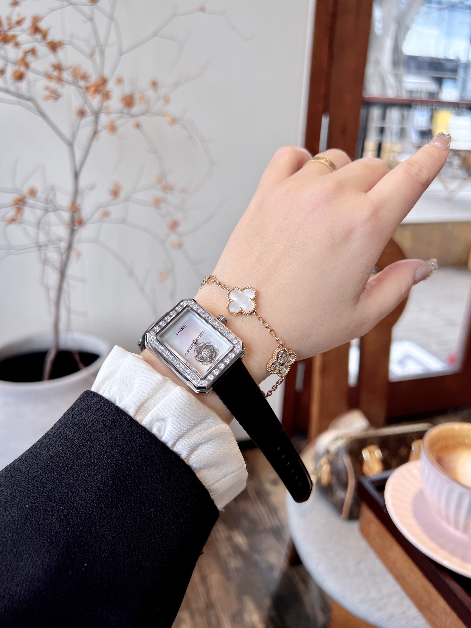 NO:146156,Crocodile leather series quick-release watch strap!  Chanel CHANEL REMIRE  The floating tourbillon series watch is fully integrated with design elements, with clear edges and angular design, simple and powerful lines without any extra modification, but not without atmosphericity. The octagonal shape that is obsessed with the design inspiration from the shape of the Paris Fonden Square and the classic N°5 perfume bottle cap. The Lichi Hotel next to Fonden Square is famous for its British princess Diana, and the luxurious suite on the top floor of the hotel is the boudoir where Ms. Chanel is always living. She cleverly embodies the aristocratic atmosphere in the watch with an octagonal shape.  At the same time, it also embodies her homesickness. To celebrate the 25th anniversary of the birth of the remière watch, Chanel launched this high-complex women's watch, equipped with a tourbillon structure, one of the three complex technologies in the industry, and is presented below the dial. The most surprising thing is that the tourbillon is carved into a camellia. As the tourbillon rotates around the dial every minute, the petals show the passage of each second, low-key and mysterious. The camellia pattern is loved by Chanel, and this move is also a tribute to her (  Silk/Cowhide/Mesh strap/Crocodile leather/diamond quilted strap) Size 28*35*9. Sapphire glass, Swiss movement!  , chanel, chanel, cowhide, crocodile skin19860909鳄鱼皮皮系列快拆表带！香奈儿 CHANEL REMIRE 浮动式陀飞轮系列腕表.充分融入了设计元素,棱角分明,设计简约,简单有力的线条没有多余的修饰,却不失大气.令人魂牵梦萦的八角造型,设计灵感源自巴黎芳登广场与经典的N°5香水瓶盖的形状.芳登广场旁的丽池酒店因为英国王妃黛安娜而声名大噪,而酒店顶楼的豪华套房即是香奈儿女士常住的香闺.她聪明地将贵族气息以八角的造型隐寓在腕表之中,同时也寄托了她思乡的情怀.该腕表是为庆祝remière腕表诞生25周年,香奈儿推出的这款高复杂功能女表,搭载了业界三大复杂技术之一的陀飞轮结构,呈现于表盘的下方.而最令人惊喜之处在于,陀飞轮被雕琢成一朵山茶花,随着陀飞轮在表盘每分钟旋转一圈,花瓣显示出每秒的流逝,低调而神秘.山茶花图案深受香奈儿女士喜爱,此举也是向她致敬（ 绢丝/牛皮/网带/鳄鱼皮/菱格纹绗缝带）Size 28*35*9.蓝宝石玻璃,瑞士机芯！,,chanel,chanel,cowhide,crocodile skin,Watch