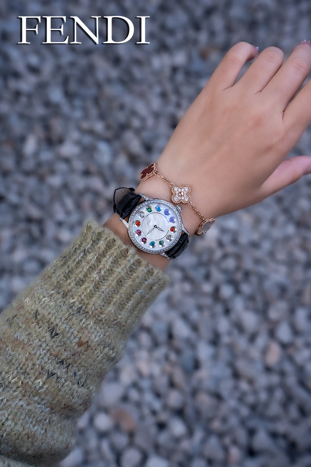 NO:156966,The latest 25 models, limited edition of the FENDI Crazy Carats series color-changing jewelry women's watch, unique rolling jewelry design, a set of 7 different gemstones with changing colors, beautiful and magnificent design, full of banter, full of silhouettes, full of imaginative and elegant taste, infinite creativity and extraordinary watch craftsmanship, magical and magical existence!  Combined into three colors to facilitate matching clothing and occasions. A watch has multiple ways to wear it to add fashionable charm!  36mm diameter, sapphire glass mirror, top layer cowhide strap, literally made of natural rare materials such as peacock green pink pestophyte, 12-point silver gem scale, unique rolling gem mechanism can display a variety of color gem transformations, original Swiss quartz movement, 316L stainless steel material, 30 meters waterproof, fendi, fendi, cowhide19860909最新25款 转运手表时来运转限量版 芬迪FENDI Crazy Carats疯狂克拉系列变色珠宝女士腕表,独特滚动珠宝设计,一组7种不同宝石搭配色彩变幻美仑美奂,设计优美中见戏谑,饶富天马行空的雅趣,挥洒无穷创意与非凡的钟表工艺,鬼斧神工,神一般的存在！组合而成三种配色,方便配衬服装和场合,一款手表多种戴法更添时尚魅力！36毫米表径,蓝宝石玻璃镜面,头层牛皮表带,,字面沿用孔雀绿粉贝玛瑙等天然稀有材料制作而成,12点位银色宝石刻度,独特滚动宝石机制可显示多种色彩宝石变换,原装瑞士石英机芯,316L精钢材质 ,30米防水,,fendi,fendi,cowhide,Watch