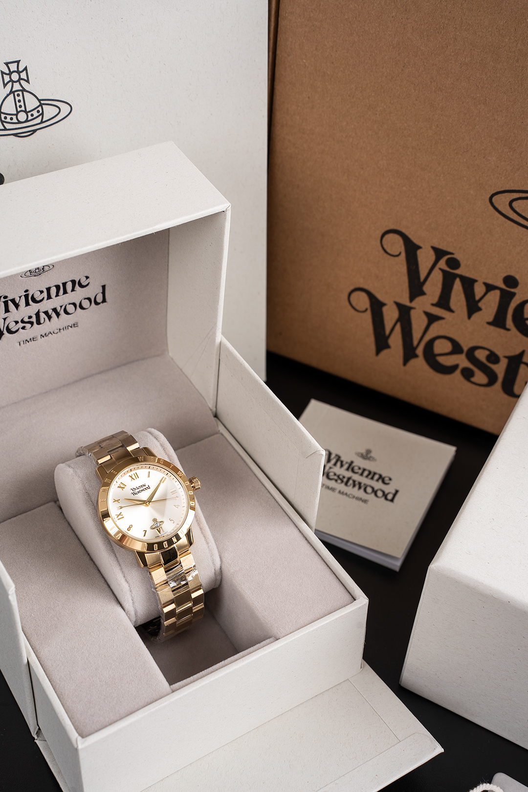 NO:157597,Criticize you think your watch is just a tool to look at time?  Then you are very wrong!  The Queen Mother Watch VV152 is definitely a fashion artifact that breaks the rules!  Its dial is like a deep night sky, and the inlaid elements are like meteors passing by, instantly illuminating your fashion vision; its strap is like the cool whip of a rock band, carrying an unruly power that makes you stand out from the crowd; its design is just like the cry of the Queen Mother Citizen herself, rebellious, unique and full of personality!  Put on VV152 and you are the protagonist on the fashion stage. Time is controlled by you and style is defined by you!  ,19860909批你以为手表只是看时间的工具？那你可大错特错啦！西太后手表 VV152,绝对是打破常规的时尚神器！ 它的表盘,宛如深邃夜空,镶嵌的元素好似流星划过,瞬间点亮你的时尚视野；它的表带,仿佛是摇滚乐队的酷炫皮鞭,带着一种不羁的力量,让你在人群中脱颖而出；它的设计,恰似西太后本人的灵魂呐喊,叛逆、独特、个性十足！ 戴上 VV152,你就是时尚舞台上的主角,时间由你掌控,风格由你定义！,,Watch