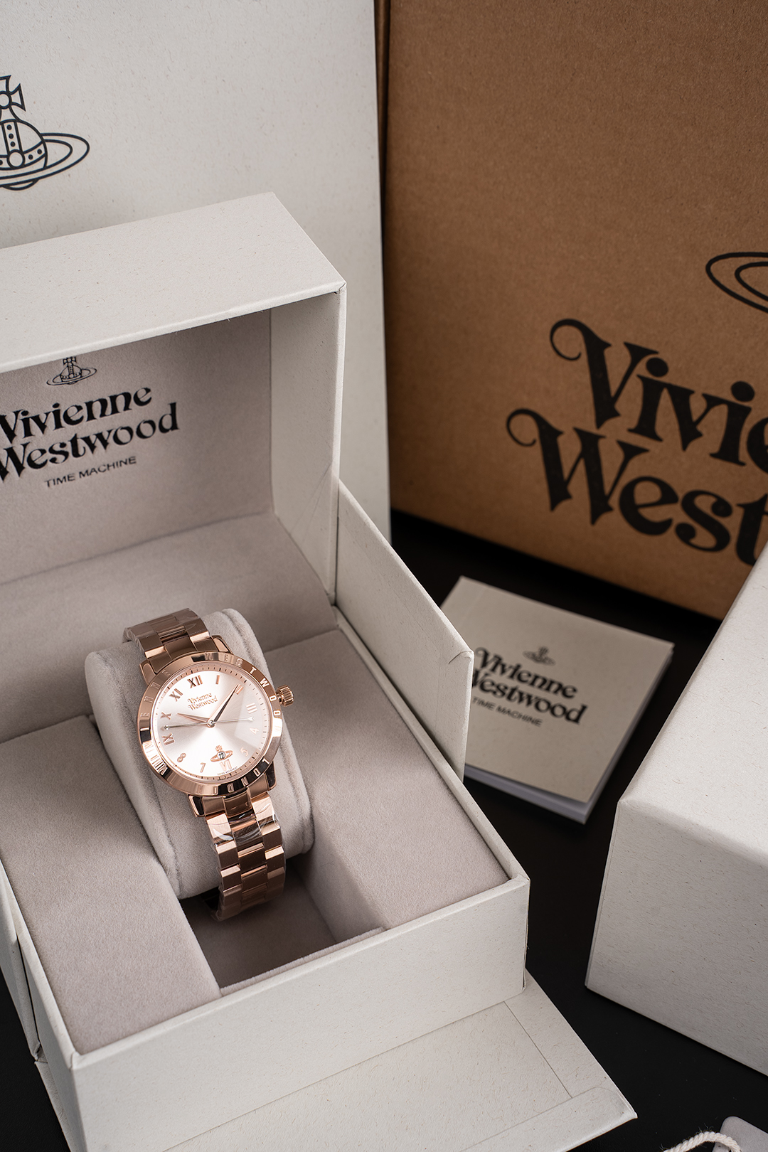 NO:157599,Criticism Do you think watches are just tools to look at time?  Then you are very wrong!  The Queen Mother Watch VV152 is definitely a fashion artifact that breaks the rules!  Its dial is like a deep night sky, and the inlaid elements are like meteors passing by, instantly illuminating your fashion vision; its strap is like the cool whip of a rock band, carrying an unruly power that makes you stand out from the crowd; its design is just like the cry of the Queen Mother Citizen herself, rebellious, unique and full of personality!  Put on VV152 and you are the protagonist on the fashion stage. Time is controlled by you and style is defined by you!  ,19860909批 你以为手表只是看时间的工具？那你可大错特错啦！西太后手表 VV152,绝对是打破常规的时尚神器！ 它的表盘,宛如深邃夜空,镶嵌的元素好似流星划过,瞬间点亮你的时尚视野；它的表带,仿佛是摇滚乐队的酷炫皮鞭,带着一种不羁的力量,让你在人群中脱颖而出；它的设计,恰似西太后本人的灵魂呐喊,叛逆、独特、个性十足！ 戴上 VV152,你就是时尚舞台上的主角,时间由你掌控,风格由你定义！,,Watch