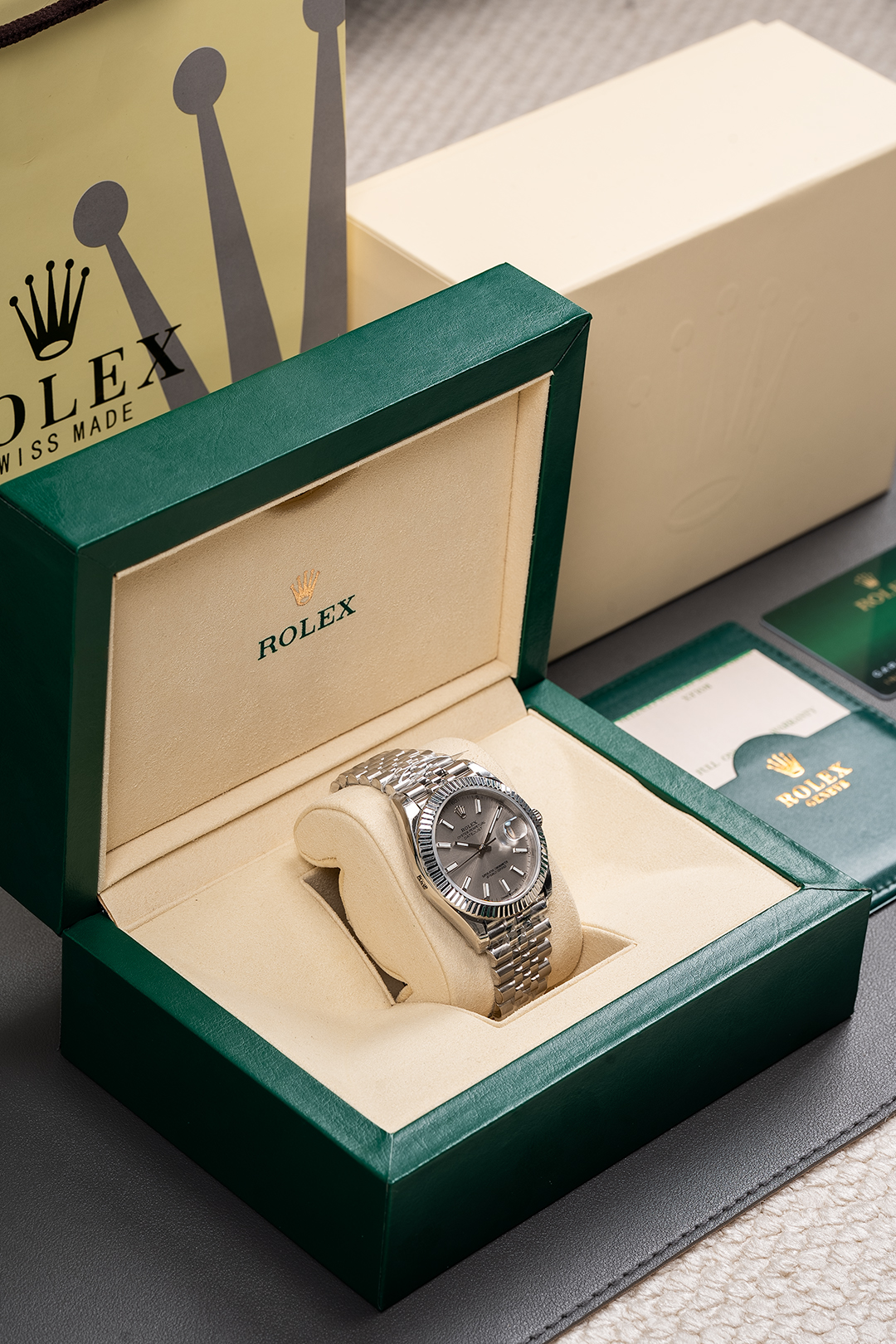 NO:391984,Factory E Rolex ROLEX LX8 Log Series 41mm Rolex Original Opening Shanghai Automatic All-in-One Machine Mechanical Movement Log Series Men's Log Watch, 41mm diameter, 11.7mm thickness, R&D took 2 years, original 1 to 1 open. The following key points have been upgraded: 1. The case diameter is consistent with the latest version of Shanghai movement (movement not in Hangzhou 100 pieces) series 41mm. 2. The strap head is consistent with the original, 5 pieces assembled, and the difficulty is very high. The strap and case are interlaced seamlessly. 3. The thickness and curvature are consistent with the original. 4. The buckle is consistent with the original. The font size and technology are consistent with the original. 5. The side of the case is consistent with the original. The QR code is added to the anti-counterfeiting, and the bottom cover is inspected.  6. The body at the connection between the case and the strap is engraved with model numbers consistent with the original version. 7. The inner circle of the watch is engraved with product flow numbers consistent with the authentic product, and the authentic product is consistent with the exquisite recommendation for men's mechanical watches, rolex19860909E厂劳力士 ROLEX LX8 日志系列 41mm劳力士原版开模上海自动一体机机械机芯日志型系列 男士日志型腕表,41毫米直径,11.7毫米厚度、研发耗时2年,原版1比1开模. 重点升级了以下几个要点 1、表壳直径与最新版上海机芯（非杭州百来块的机芯）系列一致41毫米. 2、表带头粒与原装一致、5件拼装、难度非常高,表带与表壳交错型无缝连结. 3、表壳厚度、弧度与原版一致. 4、表扣与原版一致里面加装了弹簧,字体大小工艺和原装一致. 5、表壳侧面与原版一致增加二维码防伪、底盖有验货二维码. 6、表壳与表带连接处的壳身刻有与原版一致的型号数字. 7、表的内影圈刻上了与正品一致的产品流水数字,而且做到了正品一致精致推荐男士机械腕表,,rolex,Watch