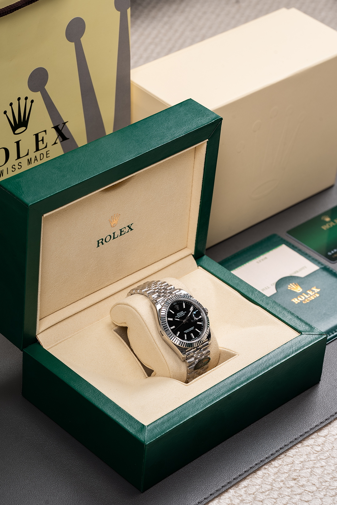 NO:391989,Factory E Rolex ROLEX LX8 Log Series 41mm Rolex Original Opening Shanghai Automatic All-in-One Machine Mechanical Movement Log Series Men's Log Watch, 41mm diameter, 11.7mm thickness, R&D took 2 years, original 1 to 1 open. The following key points have been upgraded: 1. The case diameter is consistent with the latest version of Shanghai movement (movement not in Hangzhou 100 pieces) series 41mm. 2. The strap head is consistent with the original, 5 pieces assembled, and the difficulty is very high. The strap and case are interlaced seamlessly. 3. The thickness and curvature are consistent with the original. 4. The buckle is consistent with the original. The font size and technology are consistent with the original. 5. The side of the case is consistent with the original. The QR code is added to the anti-counterfeiting, and the bottom cover is inspected.  6. The body at the connection between the case and the strap is engraved with model numbers consistent with the original version. 7. The inner circle of the watch is engraved with product flow numbers consistent with the authentic product, and the authentic product is consistent with the exquisite recommendation for men's mechanical watches, rolex19860909E厂劳力士 ROLEX LX8 日志系列 41mm劳力士原版开模上海自动一体机机械机芯日志型系列 男士日志型腕表,41毫米直径,11.7毫米厚度、研发耗时2年,原版1比1开模. 重点升级了以下几个要点 1、表壳直径与最新版上海机芯（非杭州百来块的机芯）系列一致41毫米. 2、表带头粒与原装一致、5件拼装、难度非常高,表带与表壳交错型无缝连结. 3、表壳厚度、弧度与原版一致. 4、表扣与原版一致里面加装了弹簧,字体大小工艺和原装一致. 5、表壳侧面与原版一致增加二维码防伪、底盖有验货二维码. 6、表壳与表带连接处的壳身刻有与原版一致的型号数字. 7、表的内影圈刻上了与正品一致的产品流水数字,而且做到了正品一致精致推荐男士机械腕表,,rolex,Watch