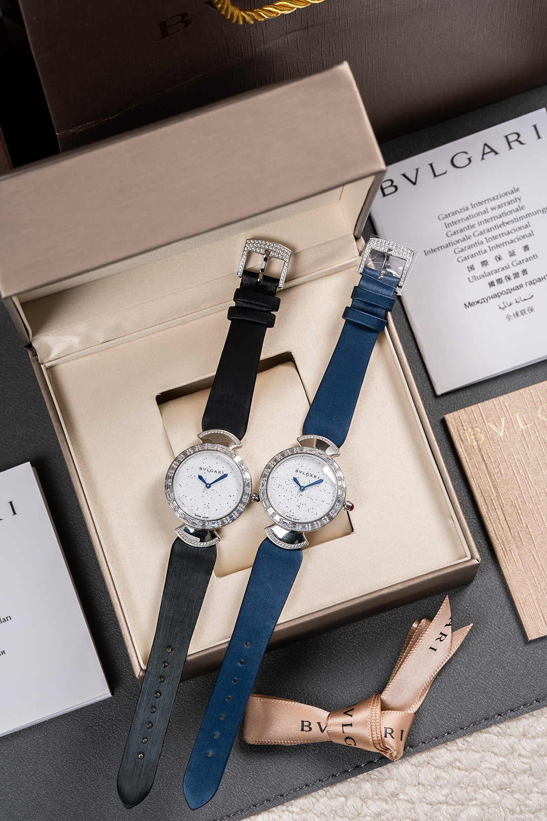 NO:158167,New Bulgari style!  The case is set with eight-hearted, eight-arrow pebbles and T-shaped diamonds. Luxurious quality. It uses Italian juan silk calfskin, super soft and sticky hand. Original imported movement!  Double convex three-dimensional hemispherical sapphire glass. The head is slightly inlaid with a ruby. The black and blue starry sky and the white starry sky surface. Each one has a slight pattern, giving you a feeling of being replaced under the starry sky. 316L stainless steel case, size 33mm, bvlgari, cowhide19860909宝格丽新款！ 表壳镶嵌八心八箭圆石和T形条钻两款. 奢华品质 .采用意大利娟丝小牛皮,超级柔软贴手.原装进口机芯！双凸立体半球形蓝宝石玻璃.把头微镶着一粒红宝石.黑蓝面星空跟白色星空面.独一无二每一只都有轻微纹路不同,让你有种置换于星空下的感觉.316L精钢表壳,尺寸33mm,,bvlgari,cowhide,Watch