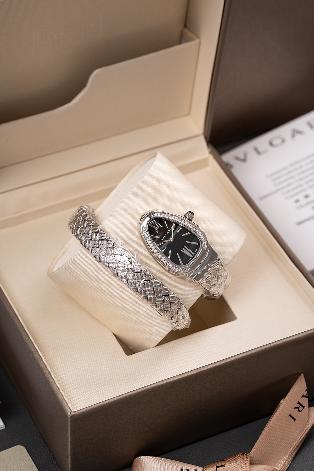 Reloj Serpenti Spiga de Bvlgari con Diamantes - Elegancia y Lujo