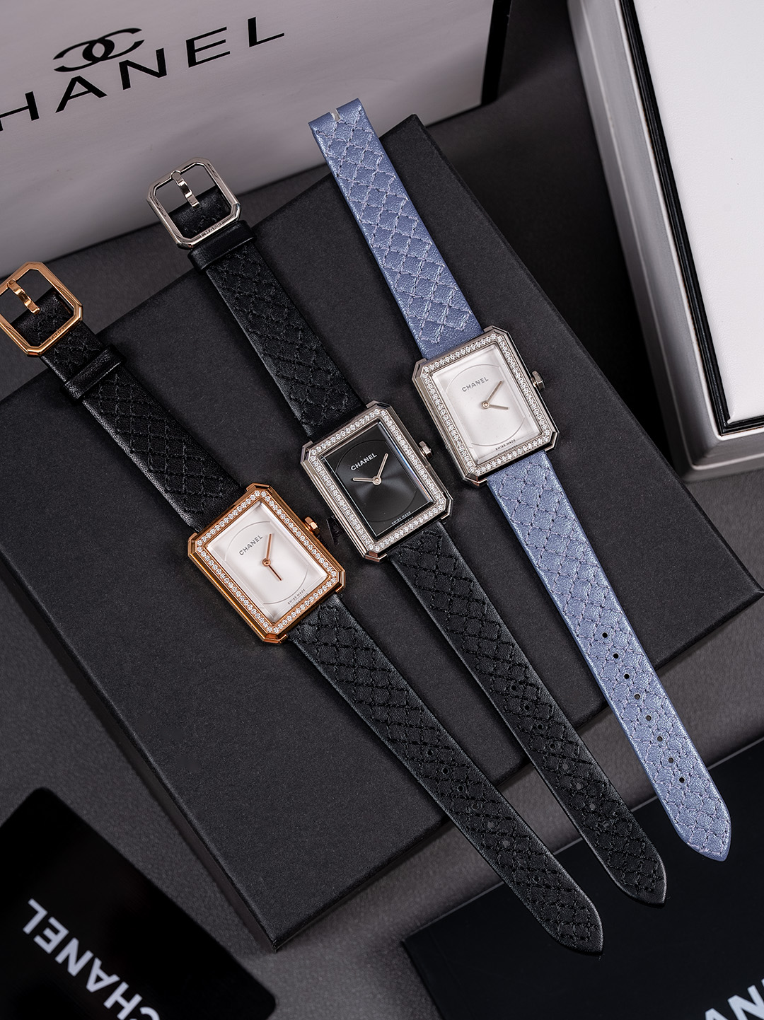 NO:158395,Upgraded version Delivery original version CHANEL velvet bag Chanel CHANEL BOY FRIEND  Series watches. Simple and low-key but eye-catching, confident and restrained, revealing implicit and exquisiteness in boldness, showing unique style with pure temperament and showing charming charm. 3D three-dimensional sapphire glass, the lines of the shell are super three-dimensional, and the diamond corners are clear. The case is inlaid with brilliant-cut Austrian rhinestones, the literal is as fine as the original, and the literal wheat head is like the original, with silver sub-color wheat head milky white engraving dial, paired with Italian calfskin strap (with colored calfskin bamboo stick pattern, colored Juan Pose pattern calfskin, American black bamboo stick pattern strap, optional match) size 27mm*35mm*9mm, chanel, chanel, cowhide19860909升 级 版 配 送 原 版 CHANEL 绒 布 袋 香奈儿 CHANEL BOY FRIEND 系列腕表.简洁低调却又引人瞩目、自信而内敛,于大胆率性中流露含蓄精致,以纯粹气质彰显独特风范,展现迷人魅力.3D立体蓝宝石玻璃,壳身的线条立体感超强,菱角凌线清晰.表壳上镶嵌明亮式切割奥地利水钻,字面跟原版一样超细油压纹、字面麦头跟原版一样是银色亚色麦头乳白色雕纹表盘,搭配意大利小牛皮表带（有彩色小牛皮竹节纹,彩色娟诗纹小牛皮,美洲黑色竹节纹表带,任意搭配）尺寸27mm*35mm*9mm,,chanel,chanel,cowhide,Watch