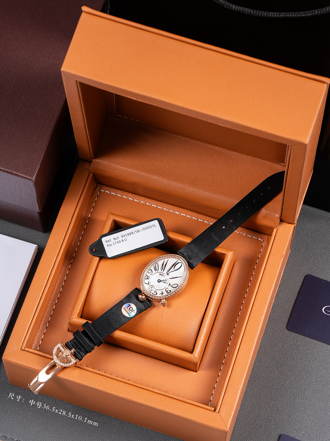 NO:158574,Cowhide, crocodile leather, full diamond face TOP elegantly produced the strongest replica female watch in history - Breguet Naples Queen series made a stunning debut, correcting all the shortcomings of the market version, noble and elegant, showing the queen's style! [Case] ​​The sizes of the watch are medium size 36.5x28.5x10.1 mm, small size 33 x 25x10 mm. The oval case is elegant and elegant, with coin patterns on the outer edge of the case. A total of 117 Swarovski crystals (about 0.99 carats) are inlaid around the bezel and case. A pear-shaped crystal (about 0.26 carats) are inlaid on the crown. [Excellent details] 1. Consistent with the original, the back of the case is marked with precious metal logos, and the effect is clear and neat, highlighting the watch's grade. 2. Dome glass, from the side, not only has a fisheye effect, but also reflects the brilliant light brought by diamonds, which further shows the noble bloodline of the watch. 3. In order to achieve the quality of the original K gold, the weight of the internal structure of the case was debugged to make the weight exactly the same as the original. [Watch strap] silk (lambskin wrapped in silk) strap as gentle as the skin, and the Breguet folding buckle is elegant and exquisite. [Movement] Customized Breguet. 537/3 core, strict QC throughout the process, accurate and stable performance, dignified and beautiful appearance. Dignified and beautiful noble and elegant, breguet, cowhide, sheepskin19860909牛皮.鱷魚皮.滿鑽面 TOP优雅出品史上最强复刻女表——宝玑那不勒斯皇后系列惊艳登场,修正市场版本的所有不足,高贵典雅,尽显女王风范！【表壳】腕表尺寸分别为中号36.5x28.5x10.1毫米 小号33 x 25x10毫米 鹅卵形表壳高雅大气,表壳外缘饰有钱币纹.表圈和表壳周围镶嵌共117颗施华洛水晶（约0.99克拉）.表冠处镶有一颗梨形晶石（约0.26克拉）【精彩细节】 1.与原装吻合,在表壳背部均打有贵金属标识,效果清晰工整,彰显腕表档次.2.穹面玻璃,从侧面看不仅有鱼眼效果,还能折射钻石带来的璀璨光芒,更显腕表高贵血统. 3.为了达到原装K金质量的手感,调试了表壳内部结构的配重,做到重量与原版如出一辙.【表带】绢丝（小羊皮包裹丝绸）表带如肌肤般温柔,宝玑式折叠表扣秀雅精巧.【机芯】定制版宝玑.537/3型芯,全程严格QC,性能精准稳定,外观端庄秀丽. 端庄秀丽 高贵典雅,,breguet,cowhide,sheepskin,Watch