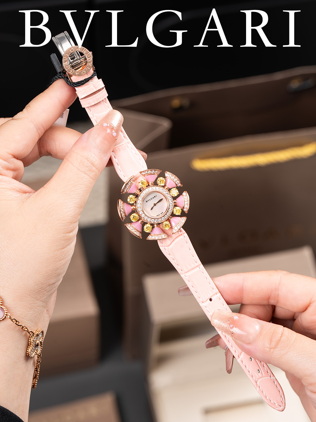 NO:158688,White Rose is the same price full diamond face 50. The new Bulgari DIVAS’ DREAM series watch is set with round brilliant-cut diamonds, amethyst, white mother-of-pearl dial, purple Italian cowhide strap. It is waterproof to 30 meters. Equipped with Swiss Ronda quartz movement, 33mm diameter rose gold case, rose gold petals are set with round brilliant-cut diamonds, and alternately inlaid with four purple crystals, mother-of-pearl dial, purple Italian cowhide strap and rose gold folding buckle. Divas' Dream watch is full of bright colors and vitality, inviting people to embrace life with enthusiasm. This exquisite work is from the prosperous 