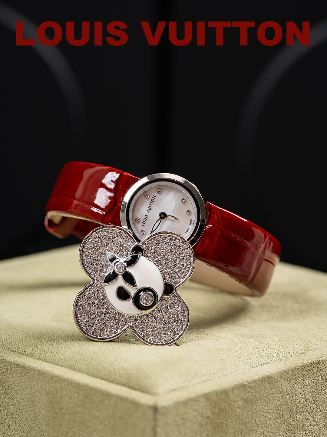 NO:158812,New model is available for sale by VCA Factory. Vivienne Bijou Secret. Vivienne Mascot Series. Movement Quartz Movement. Function: hour and minute display. Case. 18K white gold, 18K rose gold, 18K gold diamond-set case. Diameter 34 mm. Anti-reflective blue crystal. Waterproof depth is up to 30 meters. This year, LOUIS VUITTON. The brand mascot Vivienne is first played in the watchmaking field. The brave and charming Vivienne doll is dressed in gold embellished with diamonds, bringing a unique ladies' watch: Vivienne Bijou Secret. This watch is unique in design, with a large shiny eyes on the dial.  Vivienne, made of rose gold, platinum and gold, is also set with more than 150 brilliantly cut snowflakes and diamonds. Vivienne's face can be moved, covering or revealing a 21mm platinum case between rotations. The dial is decorated with beautiful iconic Monogram patterns and diamond hour markers. Currently, this watch is equipped with red, black and green straps.,,louis vuitton,louis vuitton,gold19860909新款上市 VCA Factory出品 路易威登女士腕表Vivienne Bijou Secret 薇薇安吉祥物系列 机芯石英机芯 功能:时、分显示 表壳18K 白金、18K 玫瑰金、18K 黄金镶钻表壳 直径34 毫米 防反光蓝水晶 防水深度达 30 米 今年,LOUIS VUITTON路易威登首次将品牌吉祥物Vivienne玩 偶融入制表领域,勇敢迷人的Vivienne玩偶身披钻石点缀的金质 盛装,带来独具一格的女士腕表:Vivienne Bijou Secret. 这款腕表设计别具一格,在表盘之上还有一个睁着闪亮的大眼睛 Vivienne,它由玫瑰金、白金和黄金材质制成,上边还镶嵌着超 过150颗明亮式切割雪花镶钻. Vivienne的脸蛋可以活动,会在 旋转之间覆盖或露出21毫米的白金表壳.镶贴着白色珍珠贝母的 表盘上饰有优美的标志性Monogram图案,并镶嵌钻石时标. 目前这款腕表配有红、黑、绿表带.,,louis vuitton,louis vuitton,gold,Watch