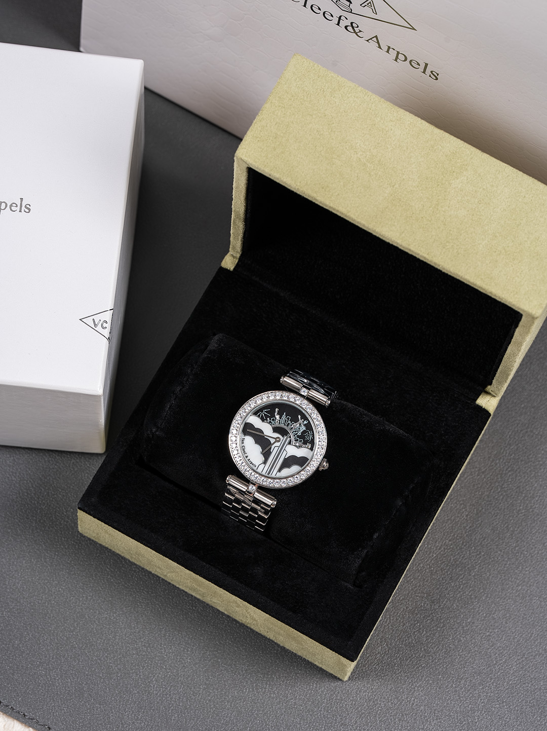 NO:387390,New masterpiece of the market Van Cleef Arels Poetic Complex Function Series Model VCARN5HU00 (Paris Day) Details Features 1 Literal A plate made of onyx and CNC engraved bronze man!  2 The functions of the villain start with an elegant breakfast and end in the beautiful late night. This watch is a travel notation for visiting the Plaza de Madeleine, West Paris, East Paris, Left Bank, Royal Palace, Montmartre, and Seine in Paris. 3 Literary B plate is cut by one mother-of-pearl. 4 custom-made movement synchronous function imported quartz movement. Accurate and reliable!  Craftsmanship is worthy of the goddess!  , van cleef19860909市场新力作 梵克雅宝VanCLeefArels诗意复杂功能系列型号VCARN5HU00（巴黎的一天）细节特点1字面A盘由缟玛瑙跟CNC雕刻铜人打造！2小人功能从优雅的早餐开始,在唯美的深夜中结束,本表即为在巴黎的马德莲娜广场、西巴黎、东巴黎、左岸、皇家宫殿、蒙马特、塞纳河参观的游记.3字面B盘由一体珍珠母贝切割.4定制版机芯同步功能进口石英机芯.精准可靠！匠心之作 值得女神拥有！,,van cleef,Watch