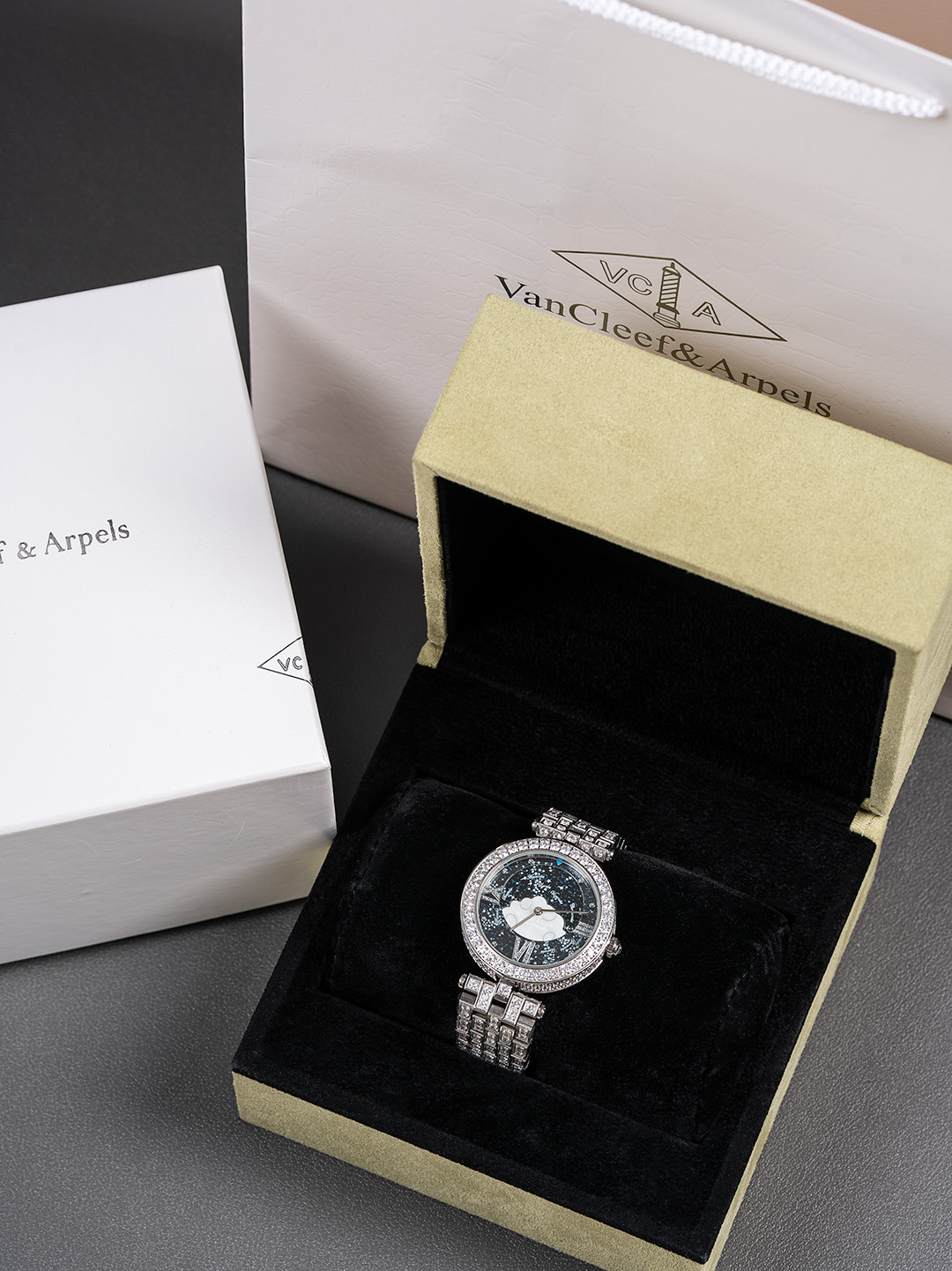 NO:387399,Vcn Cleef & Arels | Van Cleef & Arels Wishing Meteor Shower Complex Poetic Series 2 new models, 12 meteor showers painted on the dial 12 times a year. The twelve zodiac series Lady Arels Heures Filantes watch Day after day Capture the poetic magic above Paris. The starry sky meteor shower in the center of the dial rotates every day, and you can see different meteors every hour, both poetic and romantic size: 36*10mm, van cleef19860909Vcn Cleef & Arels | 梵克雅宝·许愿流星雨复杂诗意系列2新款,全年12次流星雨绘于表盘 十二星座系列 Lady Arels Heures Filantes腕表 日复一日 捕捉巴黎上空的诗意魔法.表盘中央星空流星雨每天跟随指针转动,每个小时都能看见不一样的流星,既诗意又浪漫尺寸:36*10mm,,van cleef,Watch