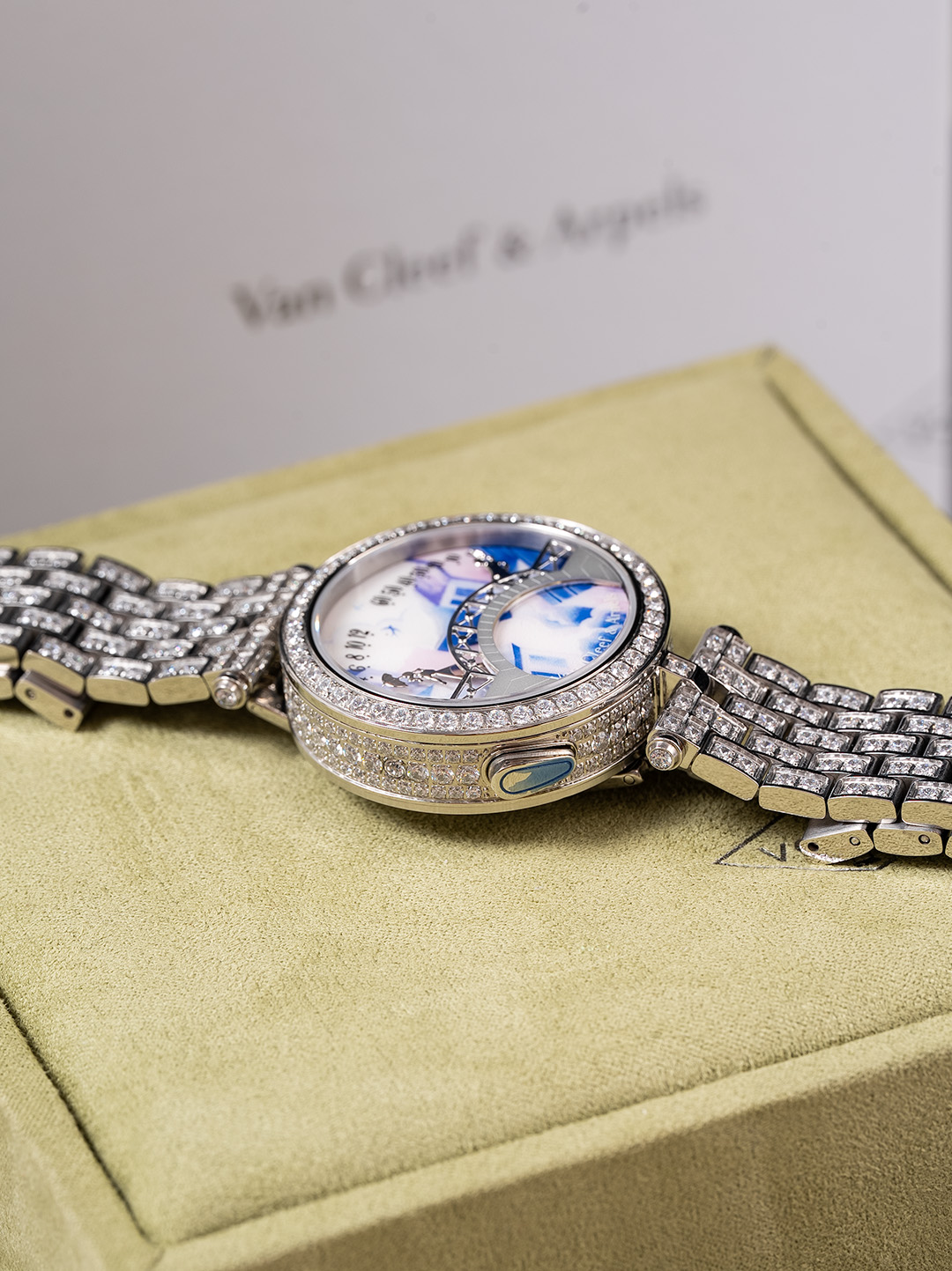 Elegant 5G Lover Bridge Watch: Timeless Love and Technology Integration - 图片 7