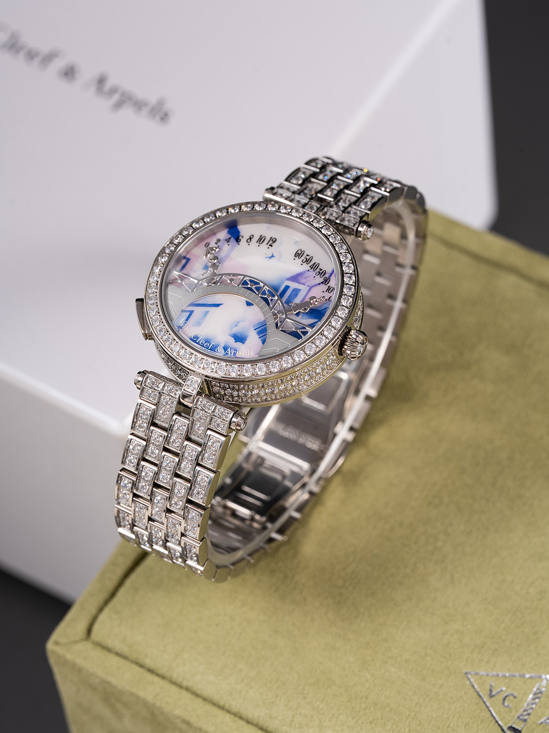 NO:389659,5G factory Van Cleef & Arels Four Seasons Lover Bridge Watch Van Cleef & Arels Poetry Complexity Series Lover Bridge The most romantic watch The latest version of Ruidings quartz movement upgrade. The sapphire glass mirror upgrade watch is about 38mm in diameter. The lover upgrades to ~ pure steel. 1 to 1 replica, the girl is the boy's needle and the boy is the minute hand. The hour and minute hand are both made of high-tech and technology.  Press the seven-character button and you will walk back and forth three times. 'The Three Lives Three Worlds' expresses your love. Press the three-character button and walk to the time when you reach the time. You will find that your lovers quietly walk to the middle and kiss back to zero. What else? The best gift is Van Cleef & Arpels, a brand full of poetry and romance, has always been committed to paying tribute to love. Their Lover Bridge watch has become the favorite of many fashionable socialites with its unique design and exquisite craftsmanship. The design of this watch is inspired by Lover Bridge, which symbolizes the eternity and beauty of love. It uses reverse clock technology to cleverly express the tenderness and affection between lovers. The dial is themed in spring, summer, autumn and winter, with colorful colors and poeticity, as if telling the love story of every season.  Whether it is the bright sunshine in spring and summer, or the falling leaves in autumn and winter, this watch can guide you through every day in a unique and poetic way. Its appearance is amazing and a beautiful work of art. Van Cleef and Arpels hopes that through this watch, you will convey your best wishes to all lovers. May you have a beautiful love, a brilliant life, and happiness forever, van cleef198609095G厂梵克雅宝 四季情人桥腕表 梵雅克宝-Van Cleef&Arels诗意复杂能功系列恋人之桥最浪的漫手表 瑞定士做石英机芯升级最新版 蓝宝石玻璃镜升面级表直壳径约38mm情人升桥级为～纯材钢料 1比1复刻,女孩是时男针孩是分针,时针分和针都是用高科技、技术做成的3D效果针．按一下七字位按钮会自动走三次来回亲吻 巜三生三世》表达的你爱意.按三字位按钮一下自己走到当时的时间后会发现恋人在悄悄地走到中间去接吻之后各自回到零点.还什等么,最佳物礼就它了梵克雅宝,这个充满诗意与浪漫的品牌,一直致力于向爱情致敬.他们的情人桥手表,以其独特的设计和精湛的工艺,成为了许多时尚名媛的心头好. 这款手表的设计灵感来源于情人桥,寓意着爱情的永恒与美好.它采用了逆跳的钟表技术,巧妙地表达了恋人之间的柔情蜜意和缱绻缠绵.表盘以春夏秋冬为主题,色彩绚丽,诗意盎然,仿佛在诉说着每一个季节的爱情故事. 无论是春夏的明媚阳光,还是秋冬的落叶飘零,这款手表都能以一种独特而诗意的方式引导你度过每一天.它的颜值之高,简直让人惊叹不已,简直是美爆了的艺术品. 梵克雅宝希望通过这款手表,向所有有情人传递美好的祝福愿你们拥有美好的爱情,生活灿烂,幸福直到永久,,van cleef,Watch