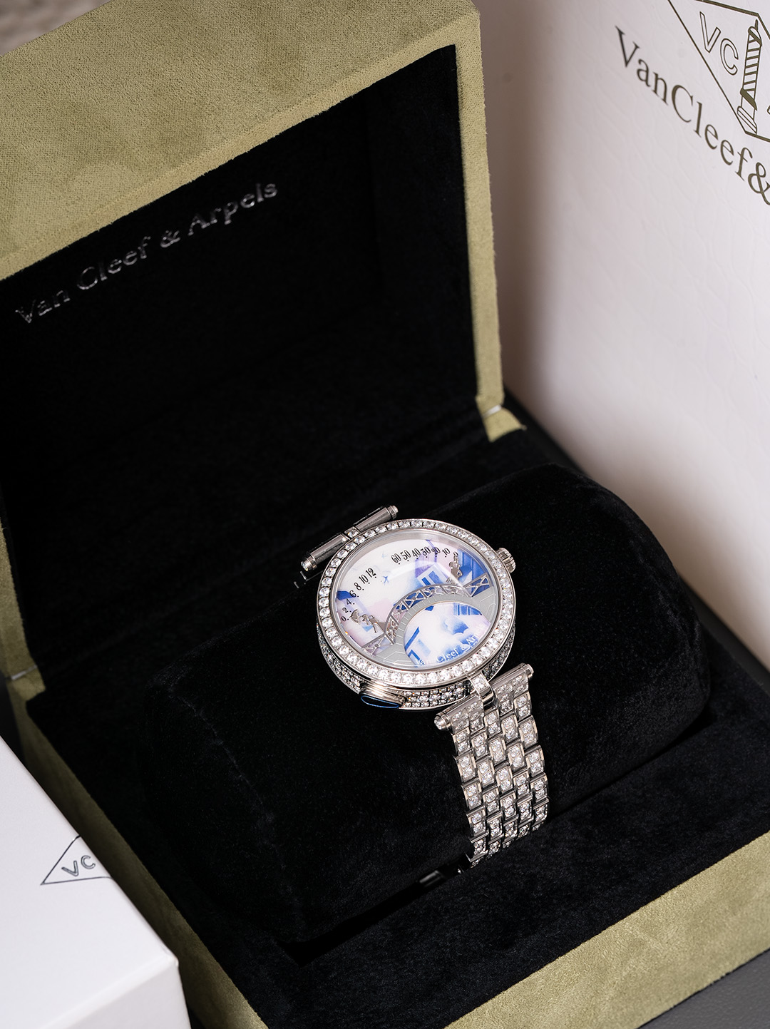 Elegant 5G Lover Bridge Watch: Timeless Love and Technology Integration - 图片 4