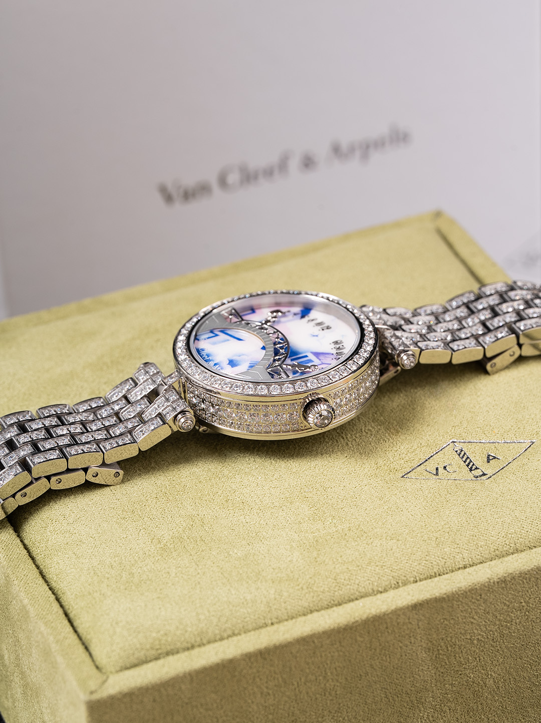 Elegant 5G Lover Bridge Watch: Timeless Love and Technology Integration - 图片 5