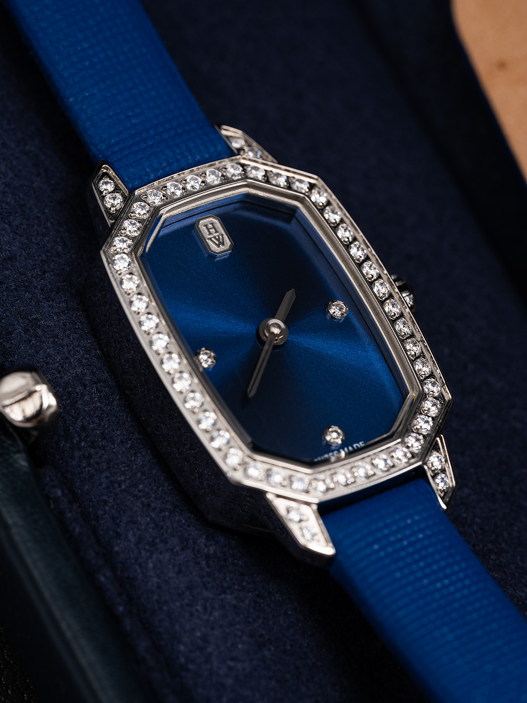 NO:765734,Harry Winston (Harry winston) imprint Emerald series of watches. Colorful time is fixed because of you. The satin double-circle strap wraps the elegant style around the wrist. It blooms with dazzling diamonds and mother-of-pearl with soft brilliance and appreciates the moving beauty that spans time. If you want to have a unique diamond women's watch of your own, choose it. Size 17.7*24MM,19860909海瑞温斯顿（Harry winston）印记 Emerald系列腕表 缤纷时光 因你而定格 缎面双圈表带将旑旎风情缠绕腕间 与耀眼钻石和珍珠贝母 共绽柔美光彩 领略跨越时光的动人之美 如果想要拥有一枚属于自己与众不同的钻石女表 选它准没错Size17.7*24MM,,Watch