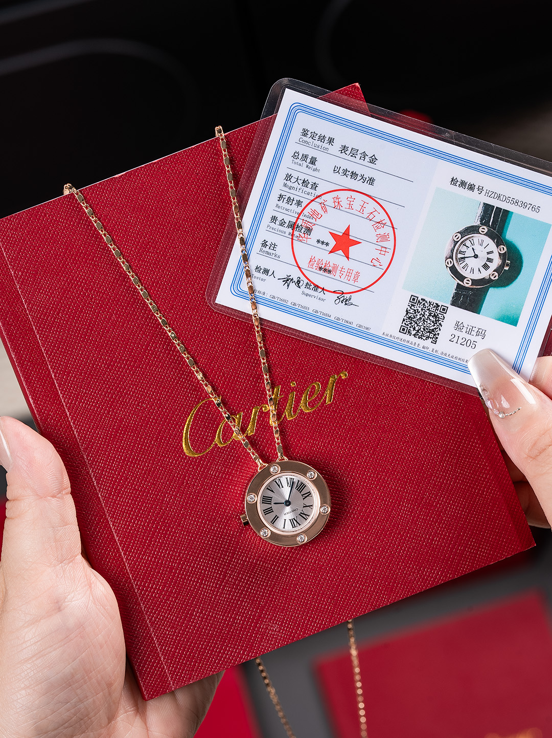 Collier Montre Cartier Love avec Diamants et Finition Dorée