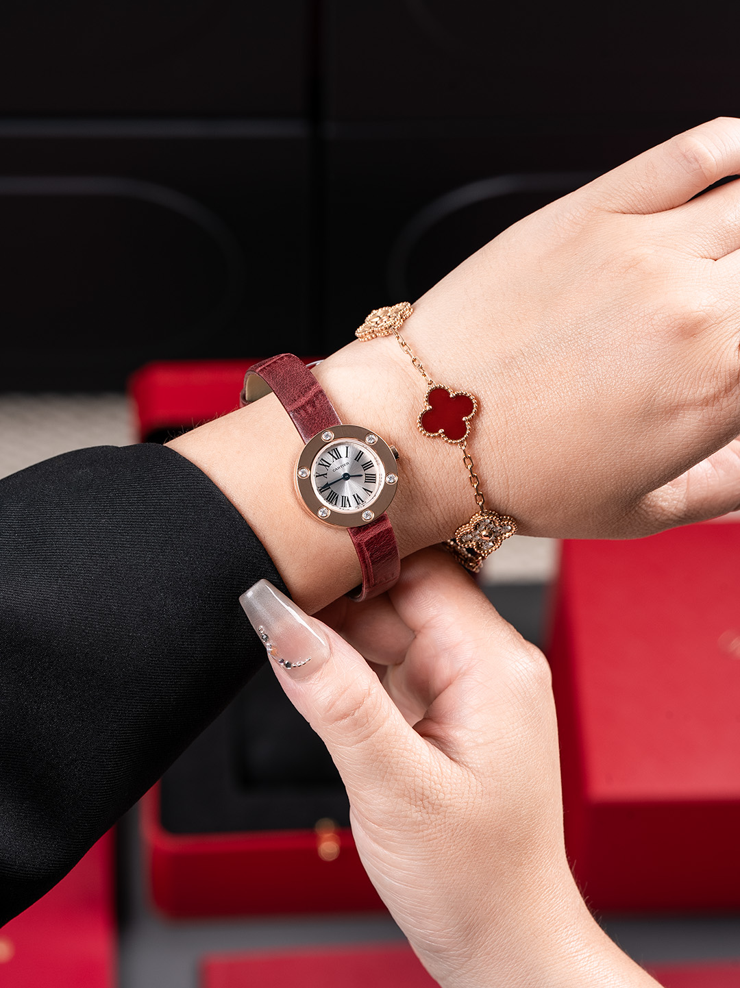 NO:394066,Aperture, 3 diamonds, 6 diamonds, 800 full diamonds on the ring mouth 'Encountering Luxury, Cartier Love Series Replica Watches' Cartier Love Series is discouraged?  Don't worry, this watch opens up a new luxury experience for you!  The dazzling diamond trim dial is inlaid with 3 real diamonds, and the fire is shining and charming, and the luxurious texture is not discounted. The quality certified surface is covered with real gold, with authoritative two certificates and one code certificate, and the quality of real gold is guaranteed. The imported quartz movement is accurate and reliable when walking, and it is not bad every second. The exquisite and detailed steel blue needle has a deep and unique color, retro and high-end. The original steel-printed buckle shows ingenuity and exquisite craftsmanship. The comfortable experience strap is made of imported cowhide from Italy, soft and skin-friendly, with delicate texture, and fits the wrist. Perfect reproduction is strictly made 1:1 in the original, and the 24-size is accurately restored, perfectly presenting the classic charm of the Cartier Love series, without high costs, and can also have the same charm!  cartier cowhide19860909光圈,3钻,6钻,圈口满钻800 《邂逅奢华,卡地亚Love系列复刻腕表》 卡地亚Love系列望而却步？别担心,这款腕表为你开启奢品新体验！ 璀璨钻饰表盘镶嵌3颗真钻,火彩熠熠,每一眼都闪耀迷人,奢华质感不打折. 品质认证表面覆真金,附带权威两证一码证书,真金品质有保障.进口石英机芯,走时精准可靠,每一秒都分毫不差. 精致细节烧钢蓝表针,色泽深邃独特,复古又高级.原版钢印表扣,细节处彰显匠心,精致工艺尽显. 舒适体验表带采用意大利进口牛皮,柔软亲肤,纹理细腻,贴合手腕. 完美复刻严格按原装1:1制作,24尺寸精准还原,将卡地亚Love系列的经典韵味完美呈现,无需高昂花费,也能拥有同款魅力！,,cartier,cowhide,Watch