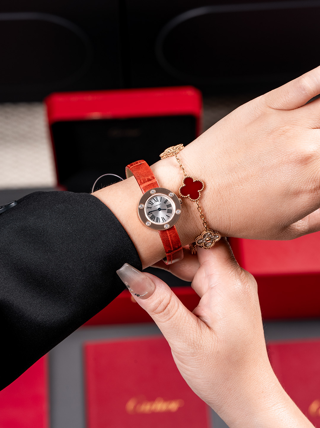 NO:392041,'Encountering Luxury, Cartier Love Series Replica Watches' Is Cartier Love Series no longer possible?  Don't worry, this watch opens up a new luxury experience for you!  The dazzling diamond trim dial is inlaid with 3 real diamonds, and the fire is shining and charming, and the luxurious texture is not discounted. The quality certified surface is covered with real gold, with authoritative two certificates and one code certificate, and the quality of real gold is guaranteed. The imported quartz movement is accurate and reliable when walking, and it is not bad every second. The exquisite and detailed steel blue needle has a deep and unique color, retro and high-end. The original steel-printed buckle shows ingenuity and exquisite craftsmanship. The comfortable experience strap is made of imported cowhide from Italy, soft and skin-friendly, with delicate texture, and fits the wrist. Perfect reproduction is strictly made 1:1 in the original, and the 24-size is accurately restored, perfectly presenting the classic charm of the Cartier Love series, without high costs, and can also have the same charm!  cartier cowhide19860909《邂逅奢华,卡地亚Love系列复刻腕表》 卡地亚Love系列望而却步？别担心,这款腕表为你开启奢品新体验！ 璀璨钻饰表盘镶嵌3颗真钻,火彩熠熠,每一眼都闪耀迷人,奢华质感不打折. 品质认证表面覆真金,附带权威两证一码证书,真金品质有保障.进口石英机芯,走时精准可靠,每一秒都分毫不差. 精致细节烧钢蓝表针,色泽深邃独特,复古又高级.原版钢印表扣,细节处彰显匠心,精致工艺尽显. 舒适体验表带采用意大利进口牛皮,柔软亲肤,纹理细腻,贴合手腕. 完美复刻严格按原装1:1制作,24尺寸精准还原,将卡地亚Love系列的经典韵味完美呈现,无需高昂花费,也能拥有同款魅力！,,cartier,cowhide,Watch