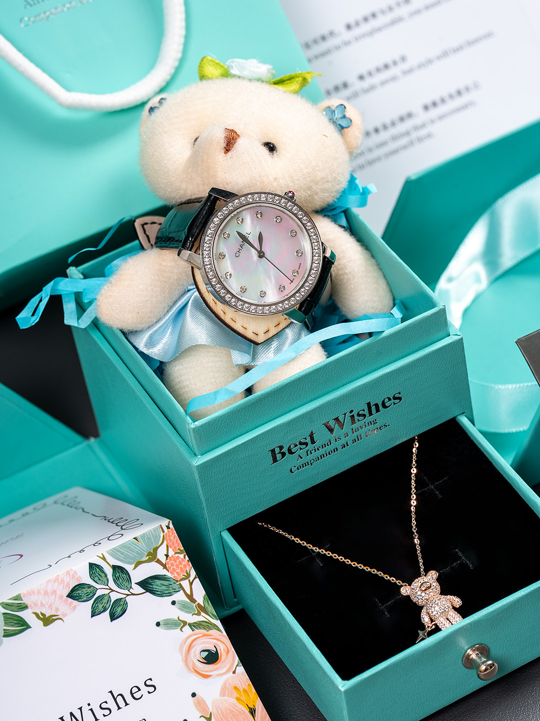 NO:387692,The same price for gold and white (Chanel watch + bear gift box + 925 sterling silver bracelet / necklace, choose one, style and match) Chanel Luxury quality It is made of Italian calfskin, super soft and sticky hand. The ring-side stone is made of fully hand-made Swarovski diamonds. The head is slightly inlaid with a ruby. The dial has two natural pearl shell surfaces, unique. Each one has slight patterns. It is normal and will not affect the quality and effect). The starry sky surface, different lightness and different angles make you look like black and blue. It gives you a feeling of being replaced under the starry sky. The belt color is black, dark blue, Swiss quartz movement, lamb glass, size 33mm thick 8mm, chanel, chanel, necklace, bracelet, cowhide, pure silver19860909金白同价一套  (香奈儿手表+小熊礼盒+925纯银手链/项链任选其一,款式随喜搭配) Chanel 香奈儿 奢华品质 采用意大利小牛皮,超级柔软贴手.圈口镶石由全手工镶施华洛钻打造而成.把头微镶着一粒红宝石.表盘有两种天然珍珠贝壳面 ,独一无二 每一只都有轻微纹路不同 属于正常现象 不会影响质量和效果）.星空面,不同光度,不同角度让你看上去又像黑色又像蓝色.让你有种置换于星空下的感觉.皮带颜色黑色,深蓝色,瑞士石英机芯,兰宝石玻璃,尺寸33mm厚8mm,,chanel,chanel,necklace,bracelet,cowhide,pure silver,Watch