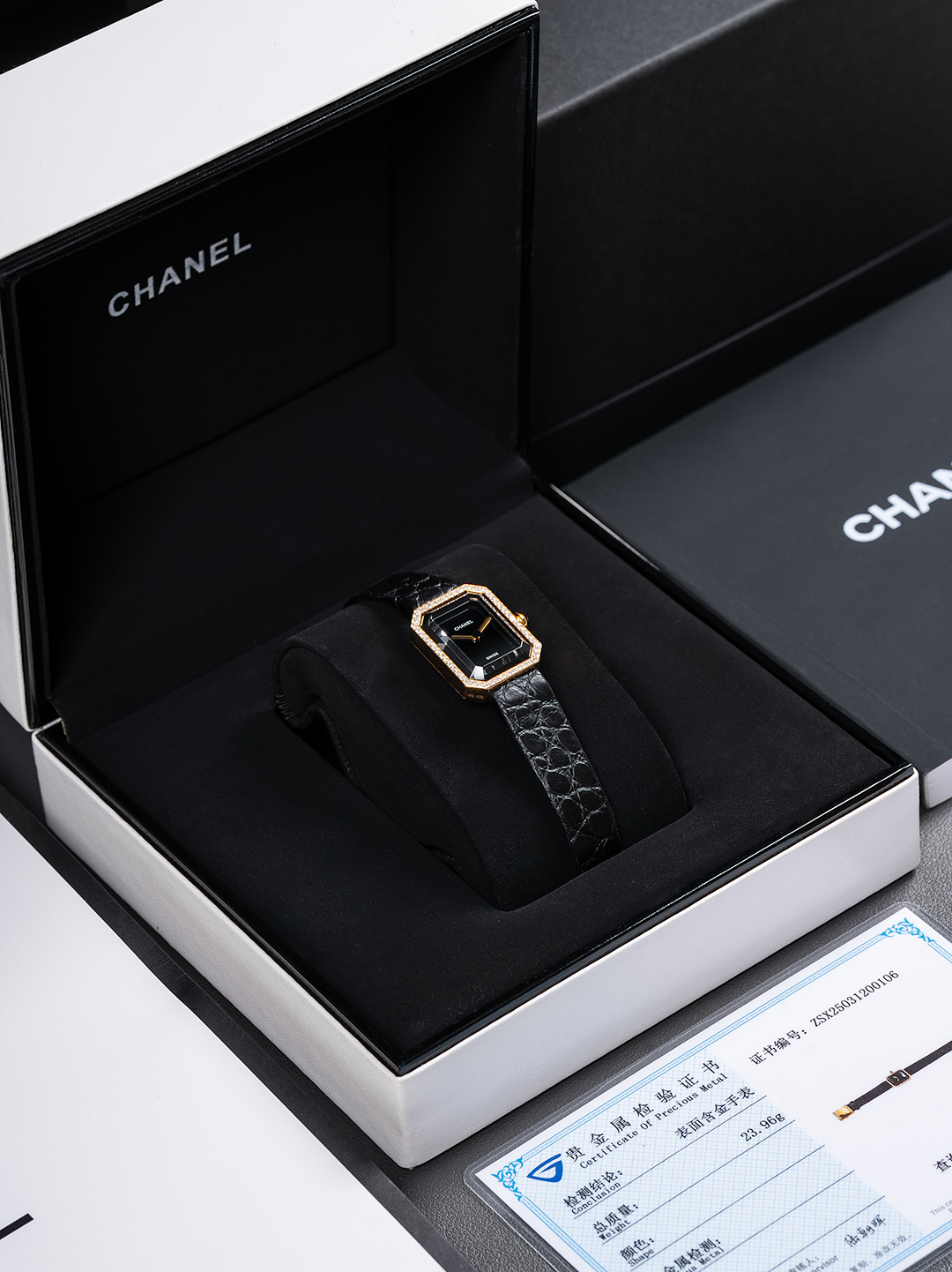 NO:387700,'Real Diamond Version' is set with 1.3 real stones 56 pieces. Chanel Vintage Chanel remembered. The leader of medieval jewelry, known as 'the first watch in the Middle Ages' and 'the 2.55 in Chanel watches' is not a big deal. In that era when only male watches, Chanel remembered was the world's first female watch. Chanel remembered was born in 1987 and was invited by Chanel as a Hollywood actress Greta.  A watch designed by Garbo. He did not draw on any men's watch style and was a unique female watch specially designed for women. There are no seconds hand, no numbers, and no time marks on the dial, which makes you feel the time as you like. The shell cover is the same as the shape of the Paris Fonden Square in an octagonal outline. This timeless and perfect design model echoes the soft and charming characteristics of the watch. It can not only be worn as a watch, but also be worn with a bracelet, which is fashionable and explosive, and can add a touch of high-end feeling when paired with any clothing. In addition to the black and gold color, there are also black and silver color, which is more elegant and classic, while silver color is more daily and cool. If you are a Vintage fan, especially Chanel Vintage fan, then this watch must be in your must buy list; as a salty and sweet Choco  Bar can be perfectly controlled whether it is a basic white shirt, a classic black skirt, or even a dark leather jacket. The black gold candy cube embellishment is also very eye-catching!  , chanel, chanel, skirts,shirts,leather jacket,bracelet19860909「真钻版本」镶一圈1.3真石56粒 香奈儿 Vintage Chanel remiere 中古界首饰的扛把子、号称“中古第一表”“Chanel手表里的2.55”说他是“中古第一表”可不是大话,在那个只有男性腕表的时代,Chanel remiere是世界第一只女性腕表.Chanel remiere诞生于1987年,是香奈儿应邀为好莱坞一代女星Greta Garbo设计的一款腕表.他并没有借鉴任何男表的样式,专为女性打造的一款独一无二的女性腕表.表盘上没有秒针,没有数字,也没有时标,令你随心感觉时间.壳套以八角形轮廓与巴黎芳登广场的形状如出一辙.这一隽永恒久、堪称完美设计典范的建筑与腕表柔美妩媚的特质相互呼应.它不仅可以当作手表来戴,也可以和手链搭配叠戴,时髦炸裂,搭配任何服装都能增添一丝高级感.除了黑金的配色,也有黑银的配色,金色更优雅经典,银色则更日常冷艳.如果你是Vintage迷、尤其是Chanel Vintage迷,那这款手表是一定在你的must buy list里面的；作为可盐可甜的Choco Bar无论是基本白衬衫,又或经典小黑裙,甚至是暗黑风皮衣都可以完美驾驭.黑金的方糖表点缀也很吸睛哦！,,chanel,chanel,skirts,shirts,leather jacket,bracelet,Watch