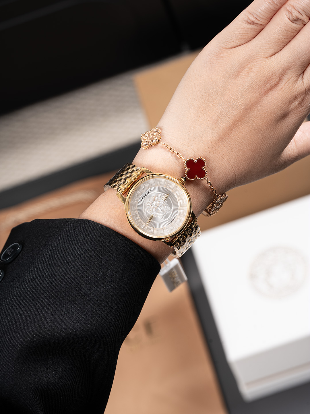 白380，金400，新款 范思哲  VERSACE MEDUSA ALCHEMY系列，表径38mm，浮雕艺术、立体呈现，采用透明树脂，悬浮3D美杜莎头像以及希腊回纹图案，光线照射下，享受晶莹剔透视觉体验