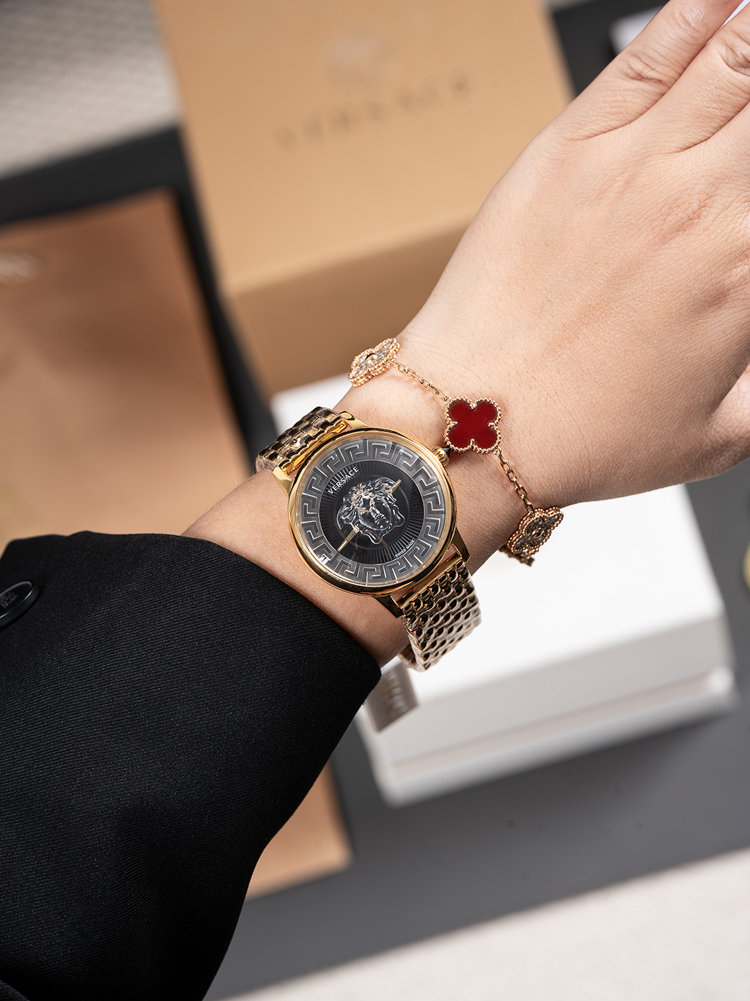 白380，金400，新款 范思哲  VERSACE MEDUSA ALCHEMY系列，表径38mm，浮雕艺术、立体呈现，采用透明树脂，悬浮3D美杜莎头像以及希腊回纹图案，光线照射下，享受晶莹剔透视觉体验