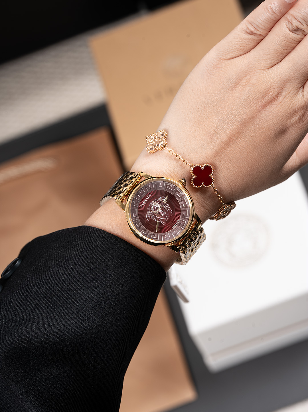 白380，金400，新款 范思哲  VERSACE MEDUSA ALCHEMY系列，表径38mm，浮雕艺术、立体呈现，采用透明树脂，悬浮3D美杜莎头像以及希腊回纹图案，光线照射下，享受晶莹剔透视觉体验