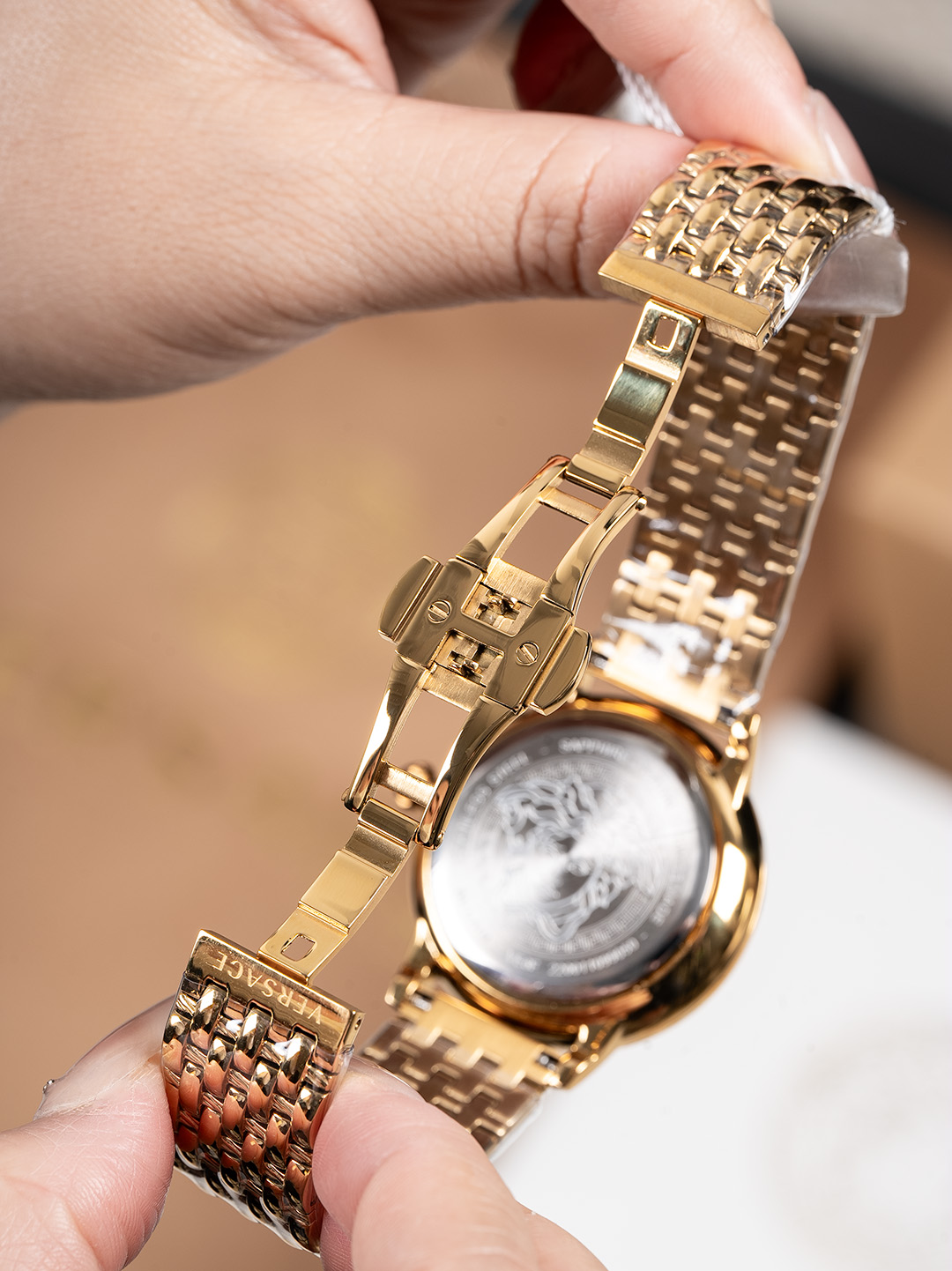 白380，金400，新款 范思哲  VERSACE MEDUSA ALCHEMY系列，表径38mm，浮雕艺术、立体呈现，采用透明树脂，悬浮3D美杜莎头像以及希腊回纹图案，光线照射下，享受晶莹剔透视觉体验