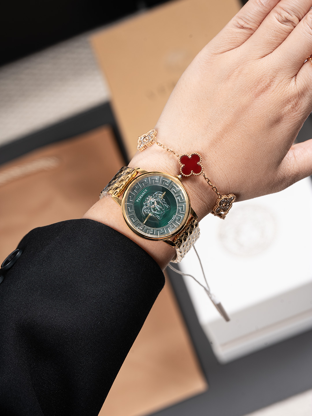 白380，金400，新款 范思哲  VERSACE MEDUSA ALCHEMY系列，表径38mm，浮雕艺术、立体呈现，采用透明树脂，悬浮3D美杜莎头像以及希腊回纹图案，光线照射下，享受晶莹剔透视觉体验