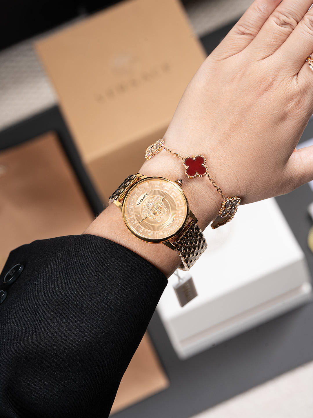 白380，金400，新款 范思哲  VERSACE MEDUSA ALCHEMY系列，表径38mm，浮雕艺术、立体呈现，采用透明树脂，悬浮3D美杜莎头像以及希腊回纹图案，光线照射下，享受晶莹剔透视觉体验