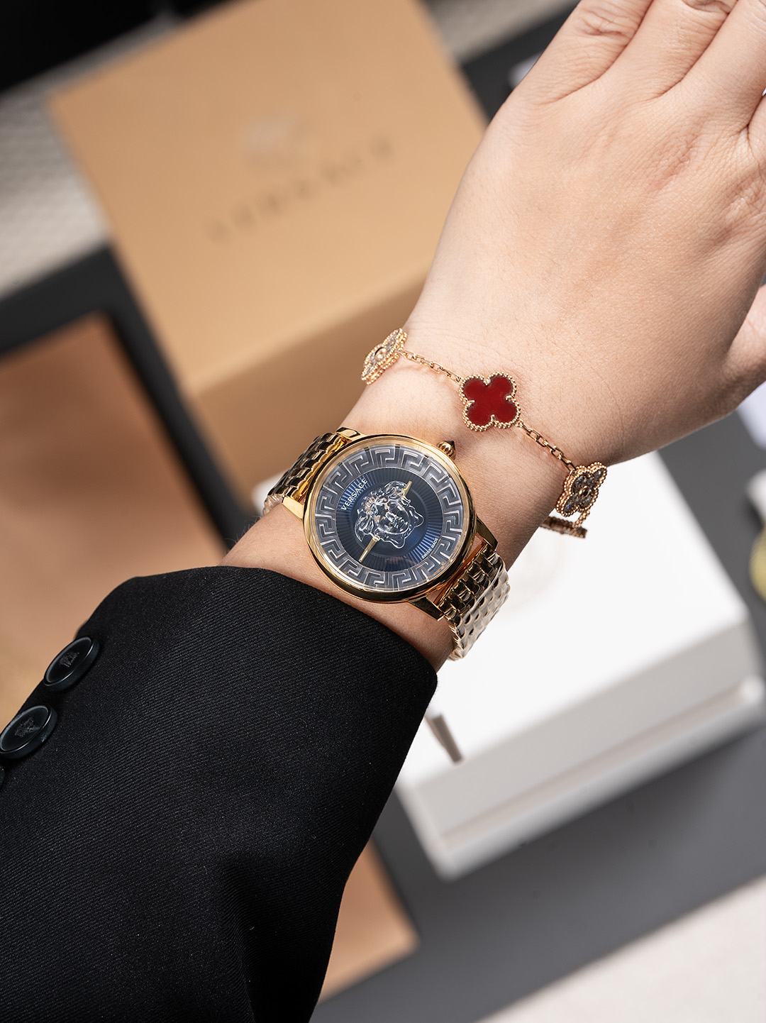 白380，金400，新款 范思哲  VERSACE MEDUSA ALCHEMY系列，表径38mm，浮雕艺术、立体呈现，采用透明树脂，悬浮3D美杜莎头像以及希腊回纹图案，光线照射下，享受晶莹剔透视觉体验