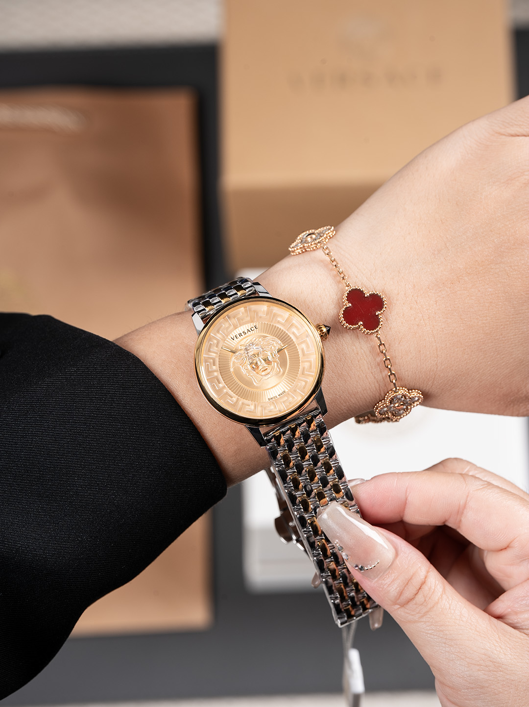 白380，金400，新款 范思哲  VERSACE MEDUSA ALCHEMY系列，表径38mm，浮雕艺术、立体呈现，采用透明树脂，悬浮3D美杜莎头像以及希腊回纹图案，光线照射下，享受晶莹剔透视觉体验